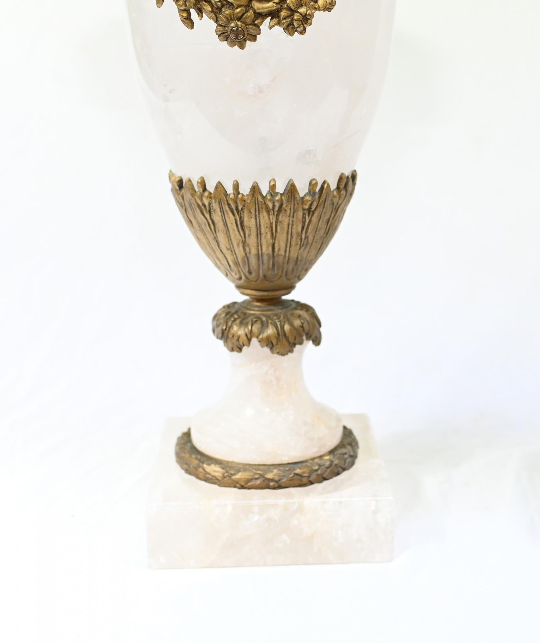 Cristal de roche Paire de cassolettes en cristal de roche Urnes Vases Montures en bronze doré 1860 en vente