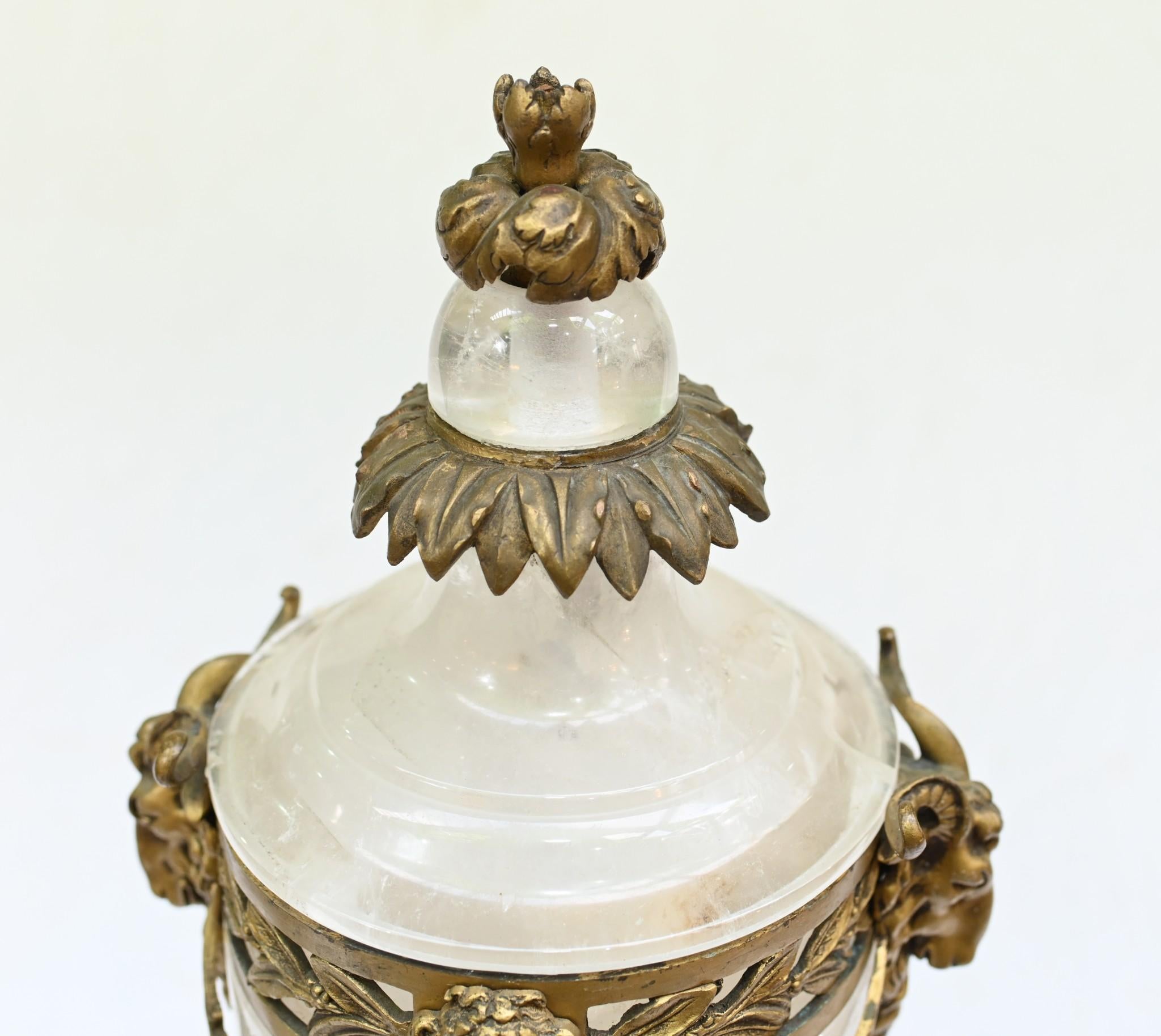 Paire de cassolettes en cristal de roche Urnes Vases Montures en bronze doré 1860 en vente 1