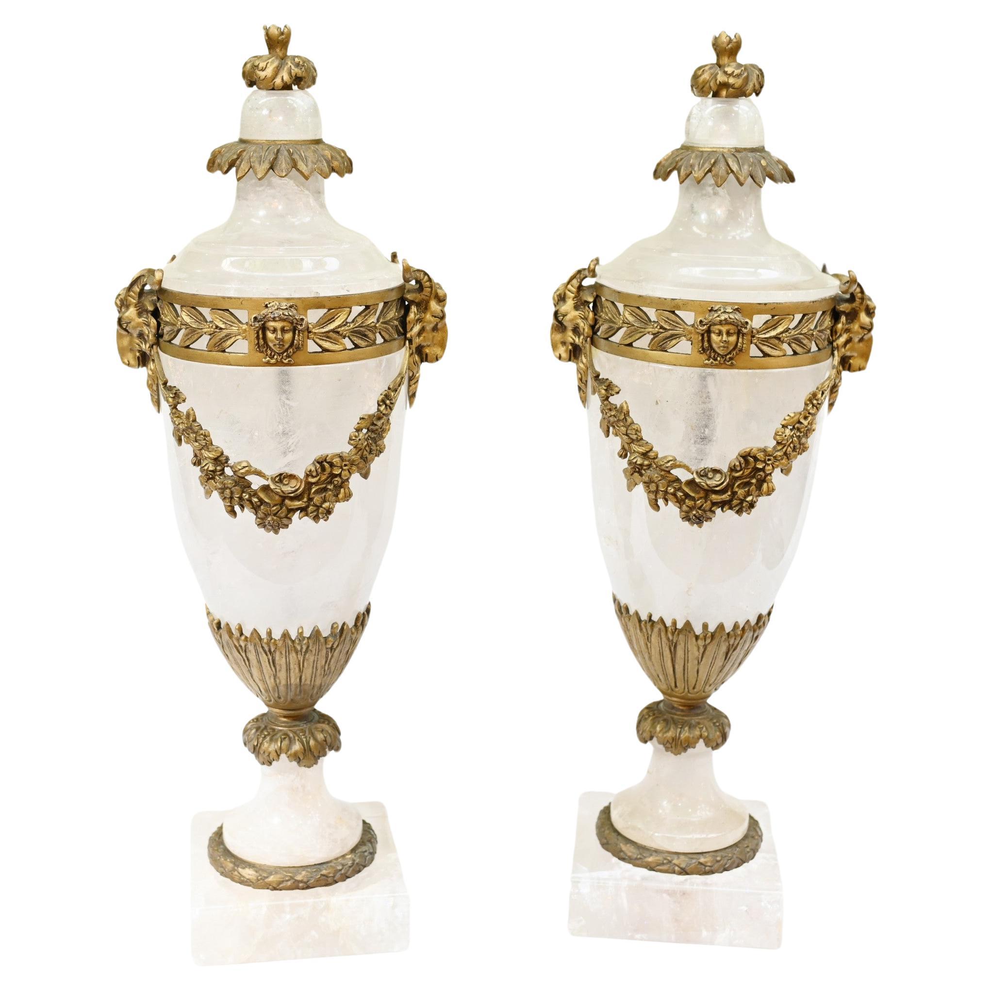 Paire de cassolettes en cristal de roche Urnes Vases Montures en bronze doré 1860 en vente