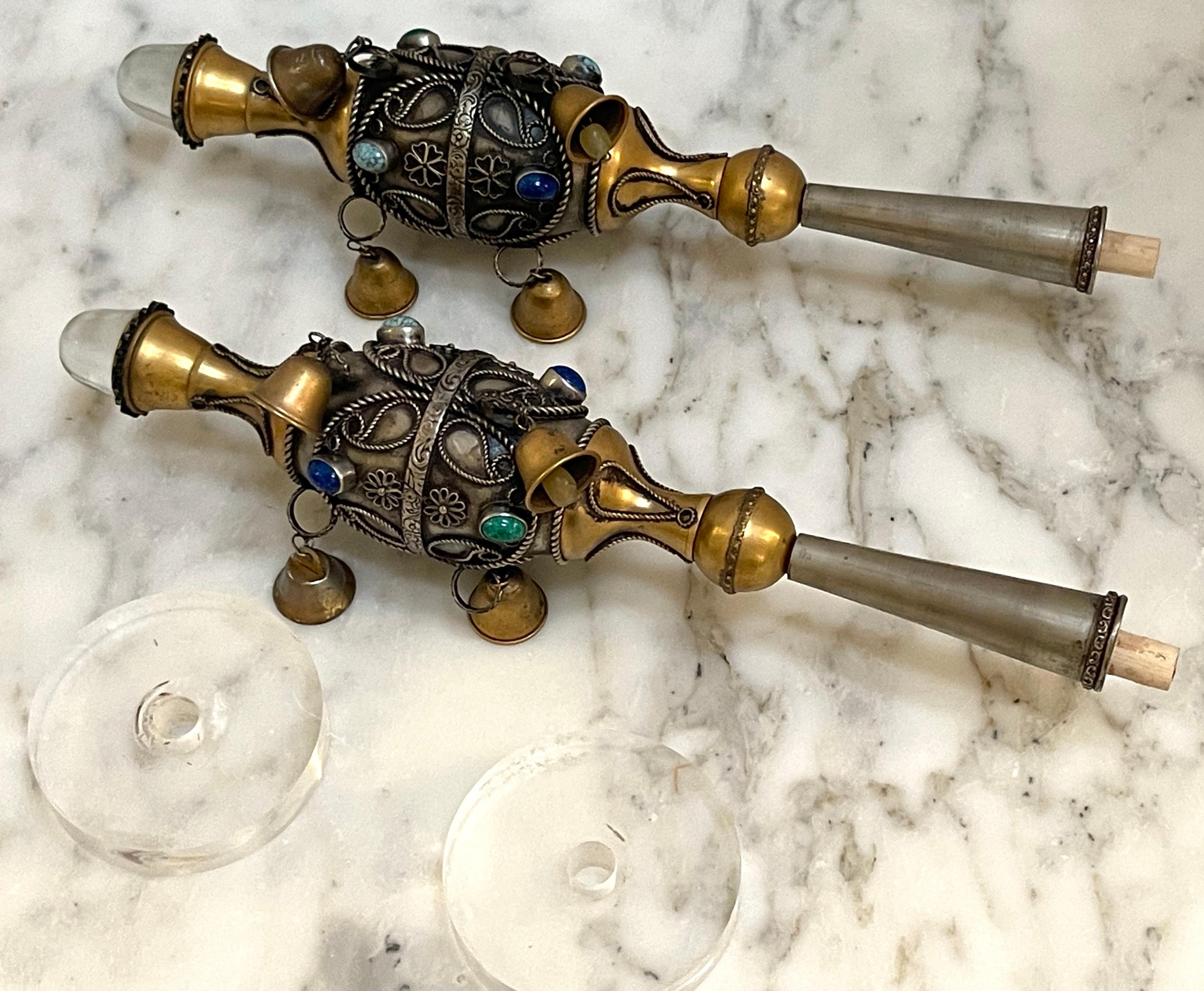 Ein Paar Bergkristall-Edelsteine, Silber & vergoldet, 8 Glocken Judaica Torah/ Rimonim-Endstücke im Angebot 9