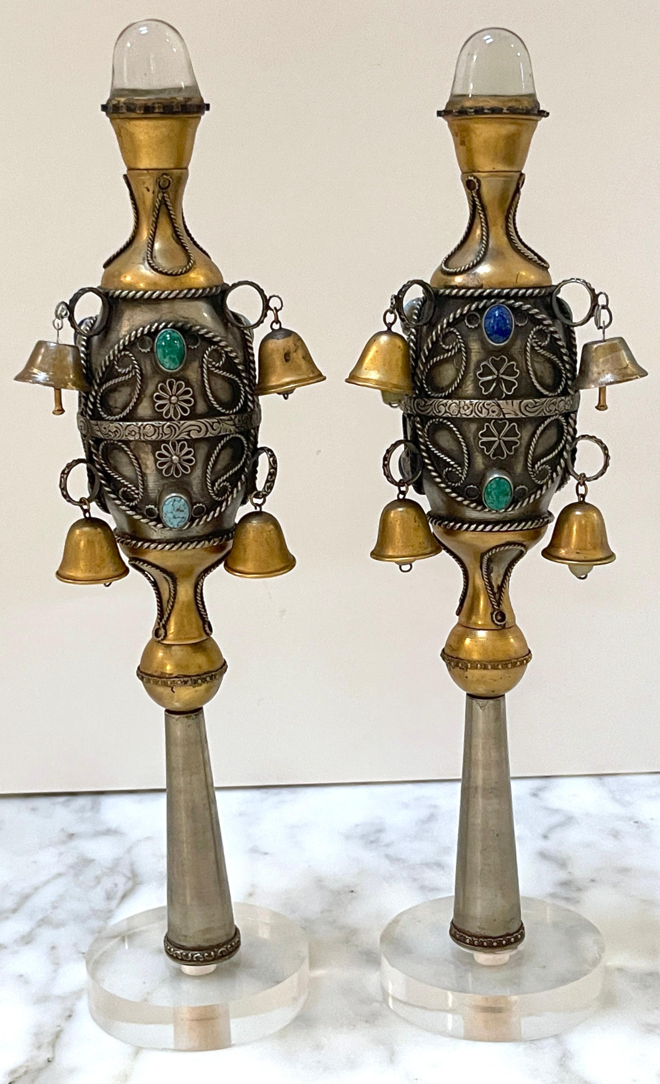 Ein Paar Bergkristall-Edelsteine, Silber & vergoldet, 8 Glocken Judaica Torah/ Rimonim-Endstücke (Europäisch) im Angebot