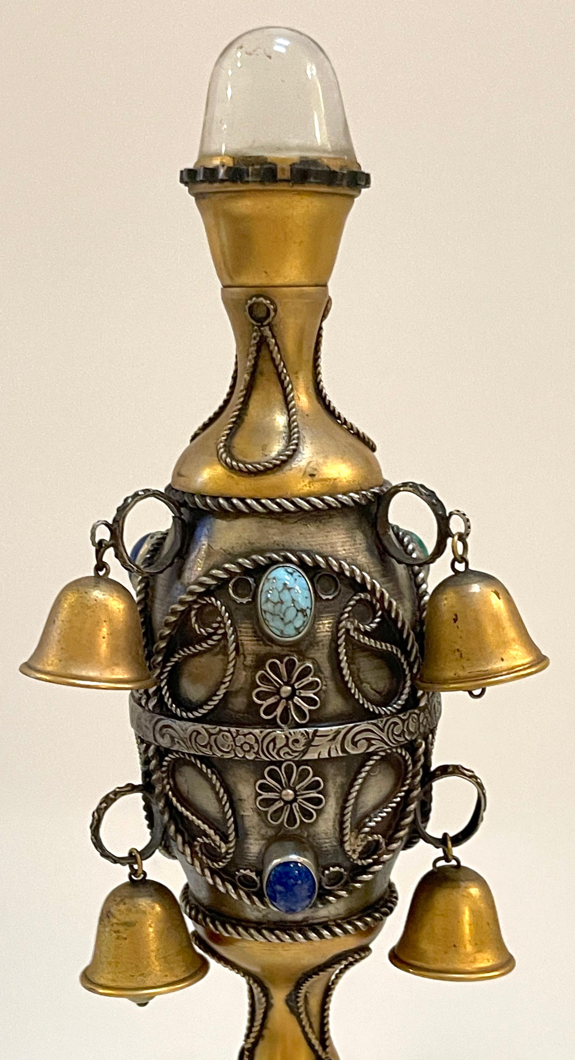 Ein Paar Bergkristall-Edelsteine, Silber & vergoldet, 8 Glocken Judaica Torah/ Rimonim-Endstücke (Vergoldet) im Angebot