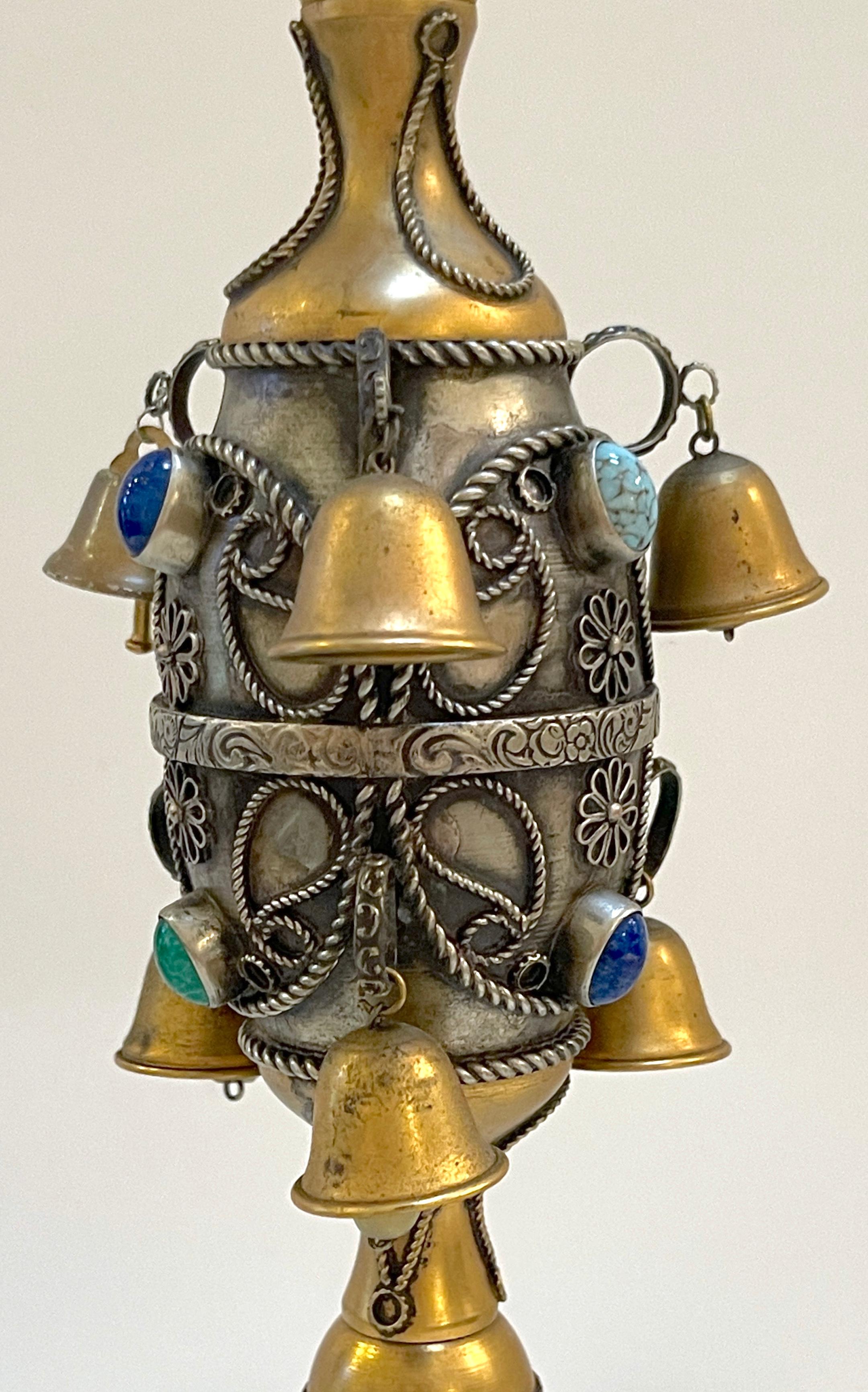 Ein Paar Bergkristall-Edelsteine, Silber & vergoldet, 8 Glocken Judaica Torah/ Rimonim-Endstücke (20. Jahrhundert) im Angebot