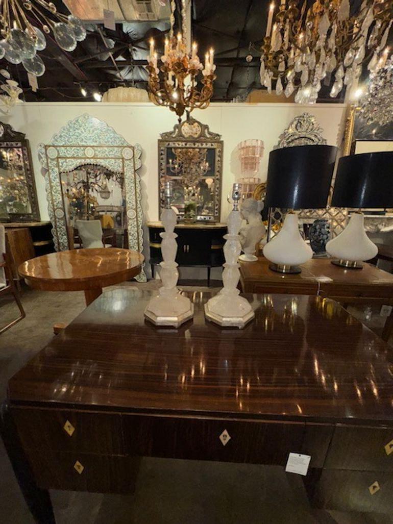 Coppia di lampade in cristallo di rocca con base in foglia d'argento provenienti dal Brasile. Queste eleganti lampade sono perfette per aggiungere un tocco di lusso a qualsiasi stanza della tua casa. L'abbinamento delle basi in foglia d'argento con