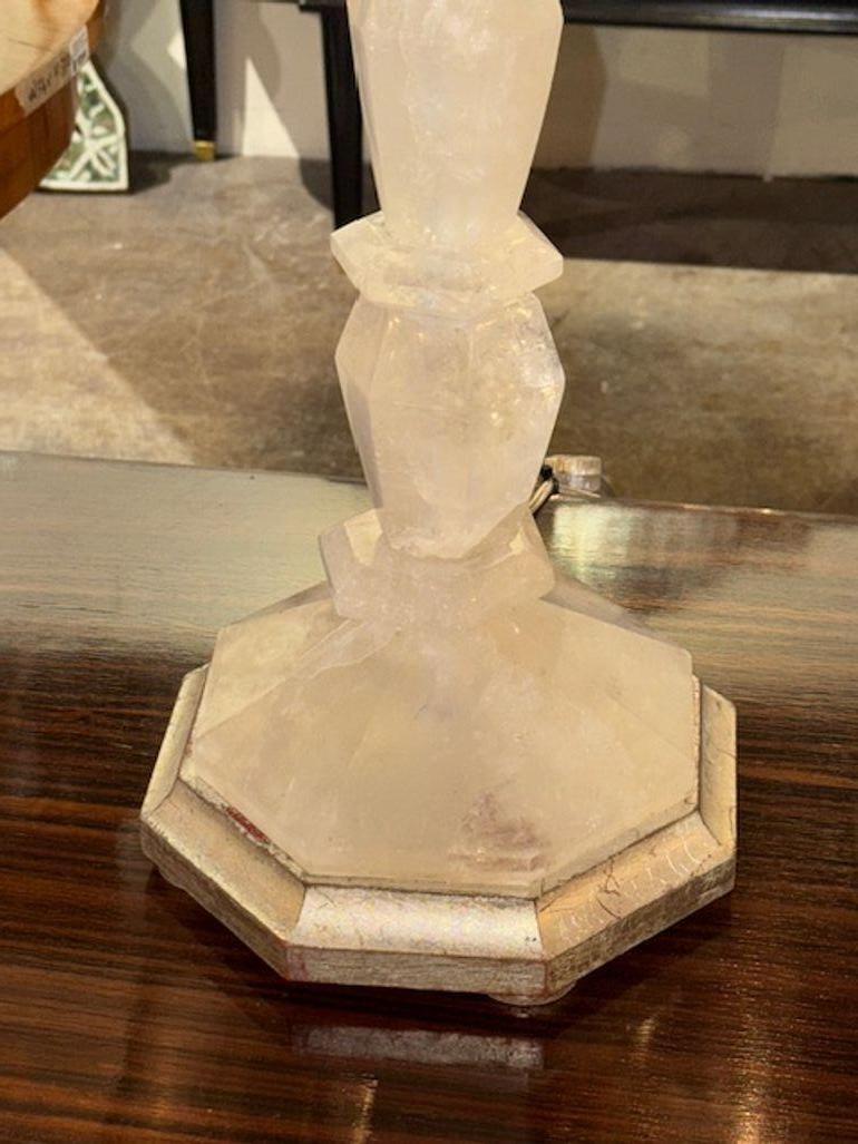 Brasiliano Coppia di lampade in cristallo di rocca su basi in foglia d'argento in vendita