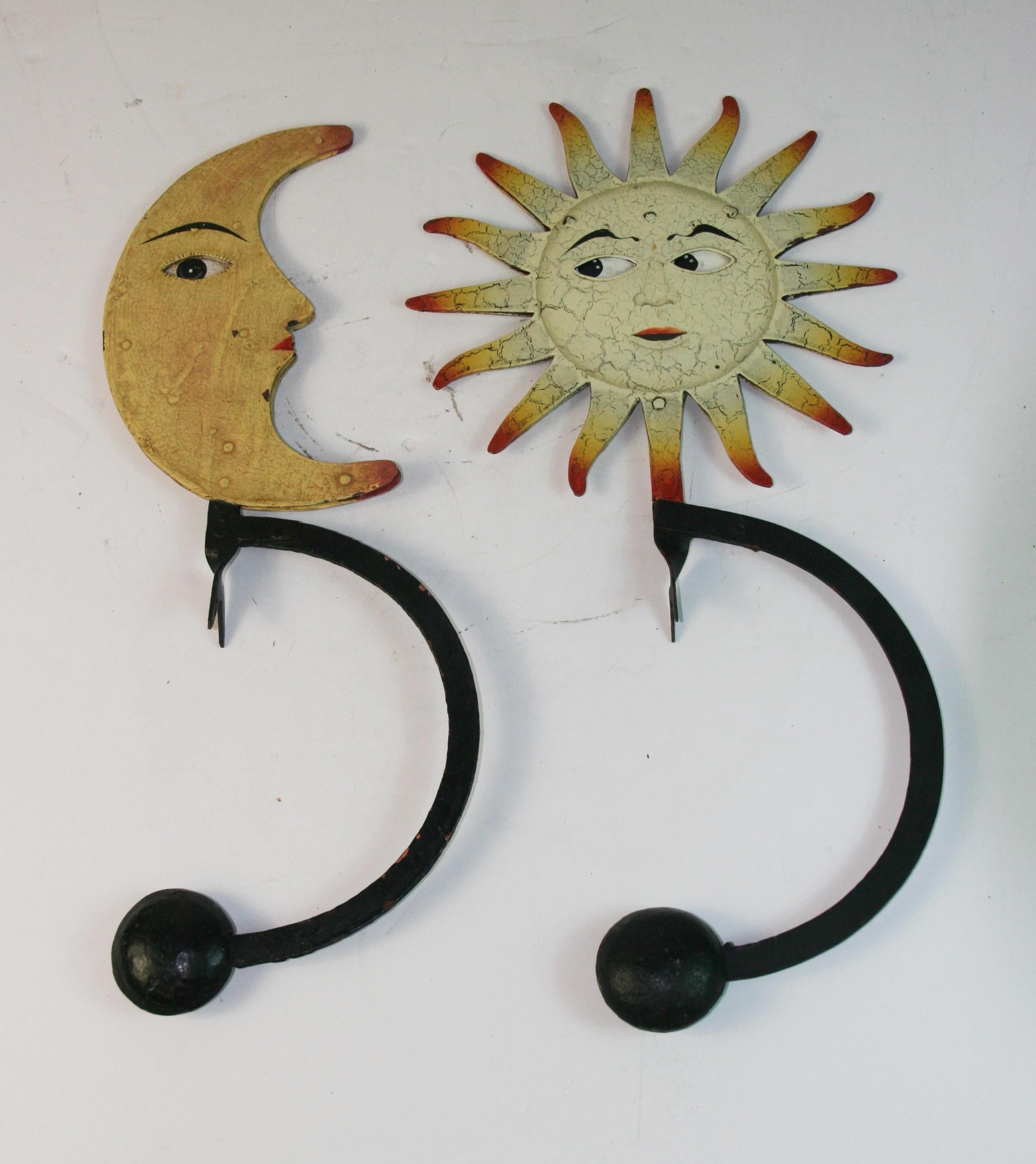 1761 Paire de bascules en fer faites à la main  soleil et lune yeux mobiles  ornements de jardin de table
Un lourd contrepoids en fer permet au soleil et à la lune de se balancer
Le prix est pour une paire 