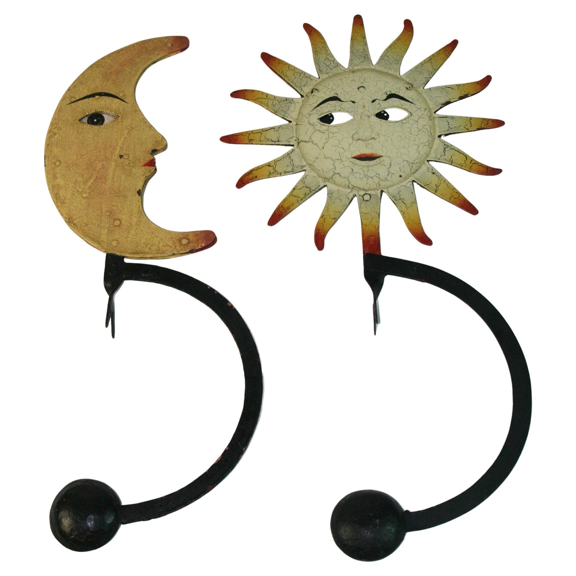 Paire d'ornements de jardin en fer, soleil et lune à bascule, yeux mobiles en vente