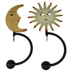 Coppia di ornamenti da giardino in ferro a dondolo con sole e luna che si muovono a occhi aperti