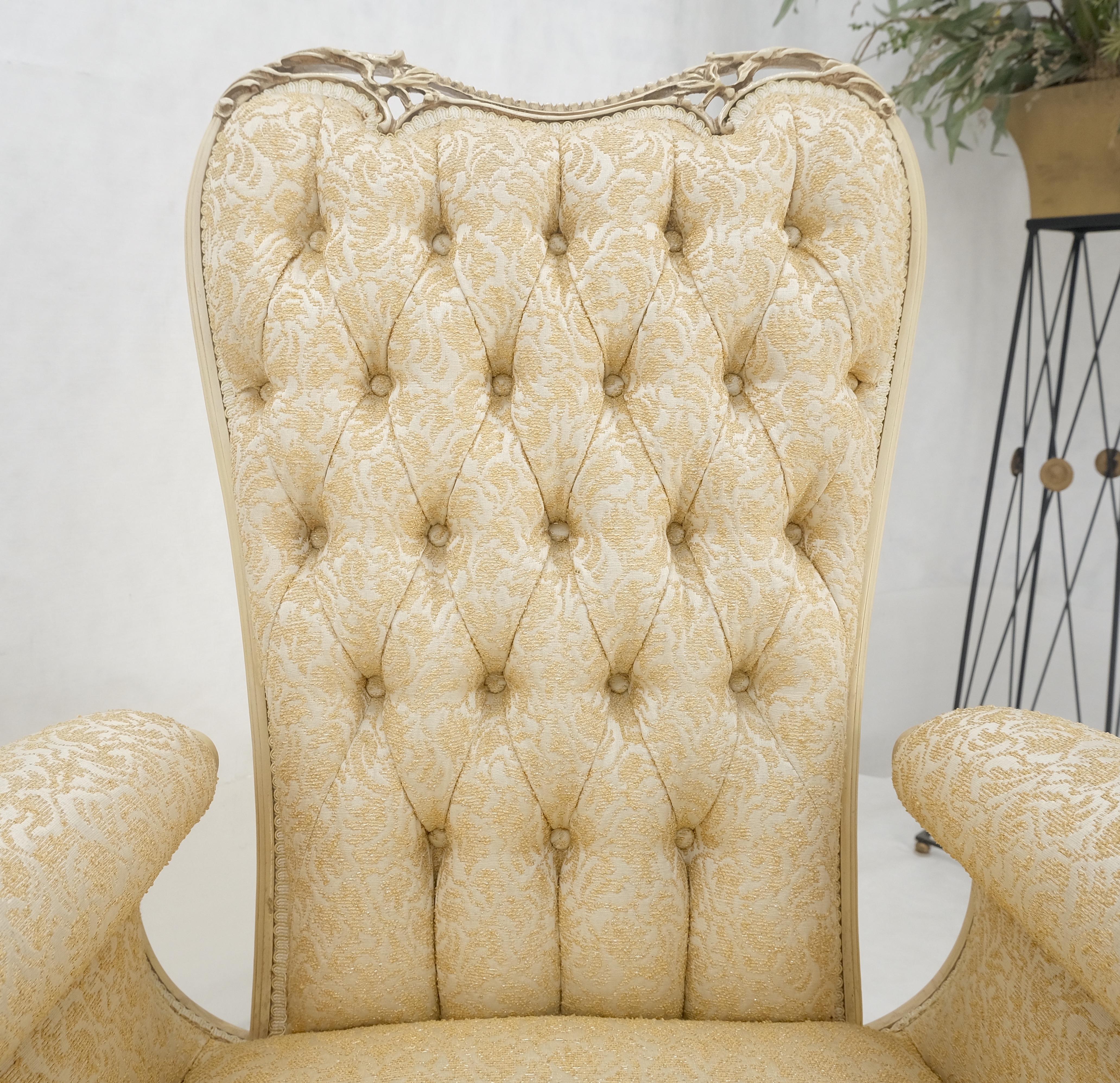 Paire de chaises de cheminée MINT Rococò de style Louis XVI à dossier sculpté, touffeté et blanc cassé