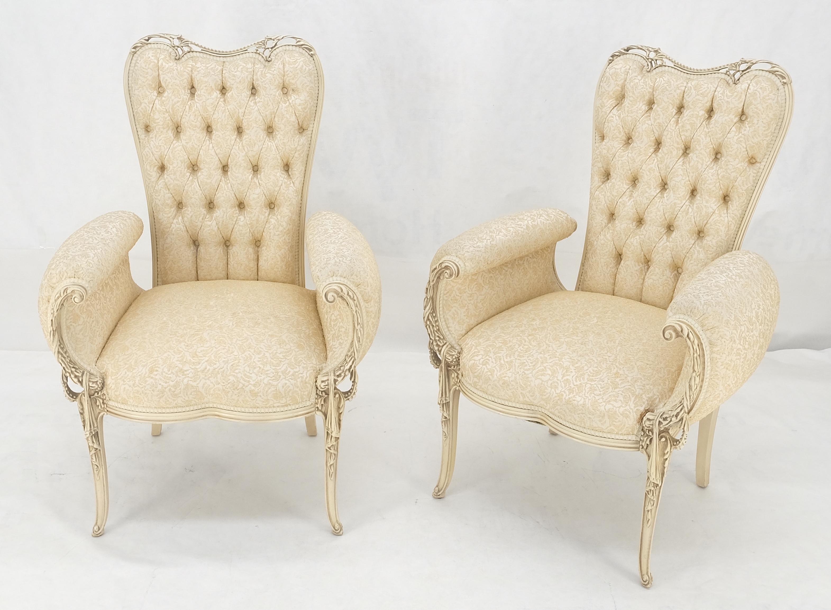 Américain Paire de chaises de style Louis XVI à dossier sculpté Pierce Off-White en vente