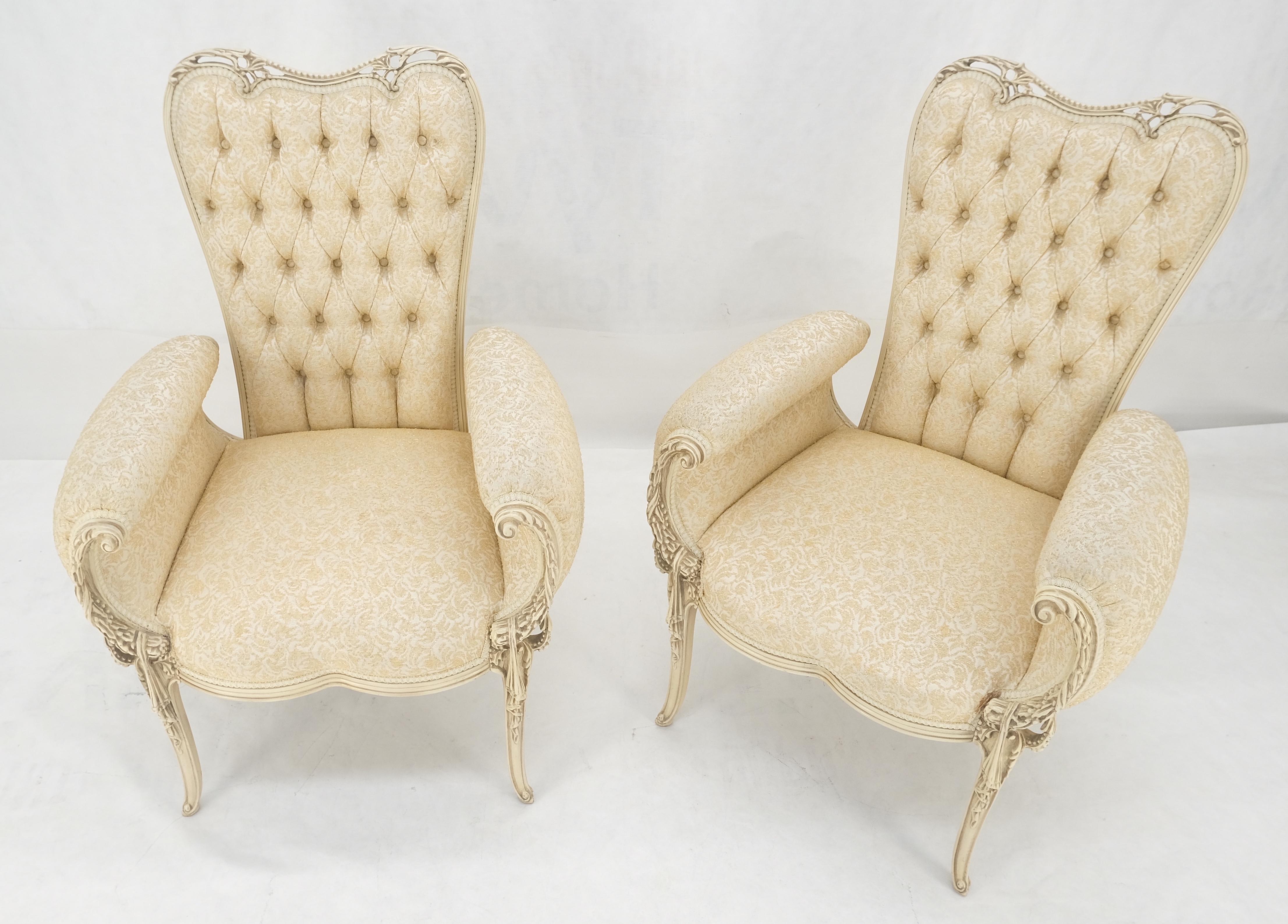 Sculpté Paire de chaises de style Louis XVI à dossier sculpté Pierce Off-White en vente