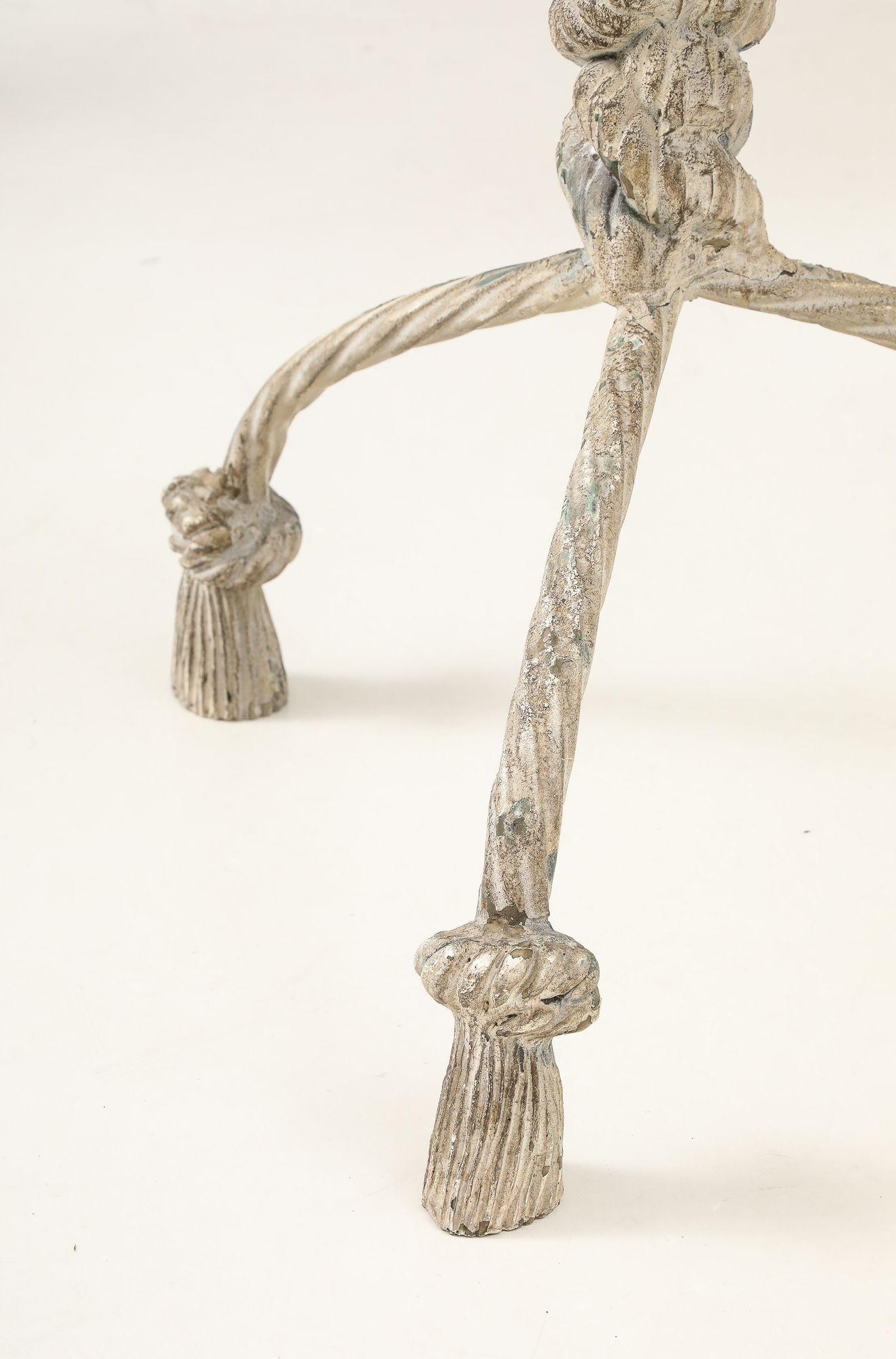 Coppia di tavolini in alluminio con intreccio di corde e nappe, metà del XX secolo. in vendita 6