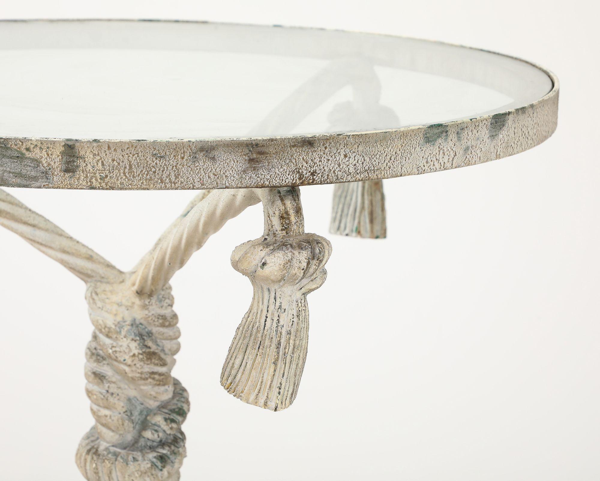 Coppia di tavolini in alluminio con intreccio di corde e nappe, metà del XX secolo. in vendita 7