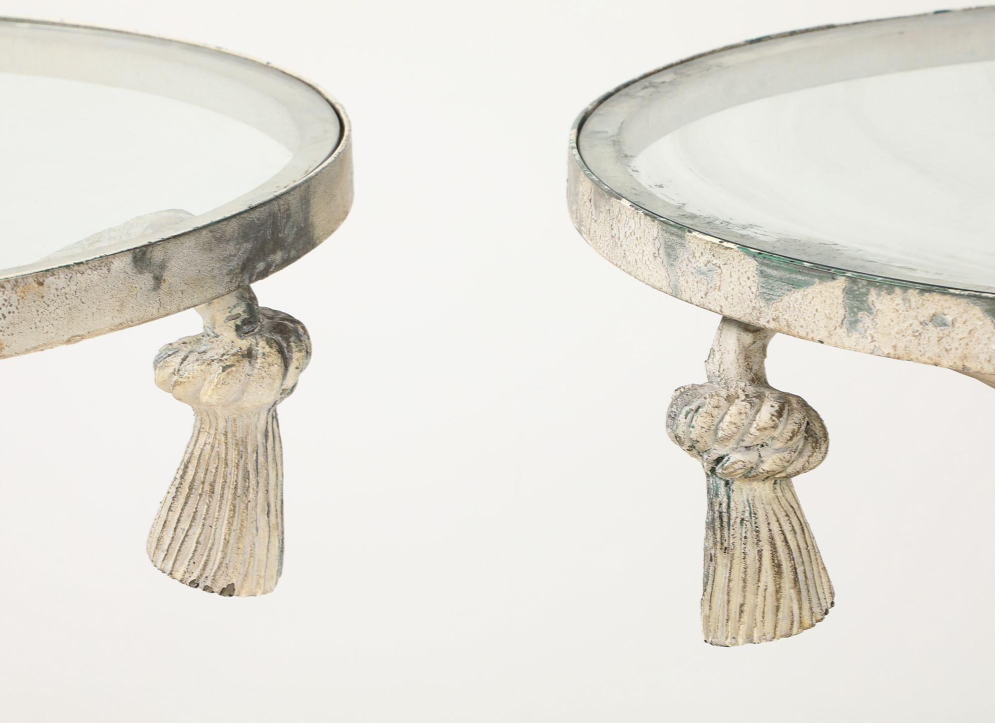 Metà XX secolo Coppia di tavolini in alluminio con intreccio di corde e nappe, metà del XX secolo. in vendita