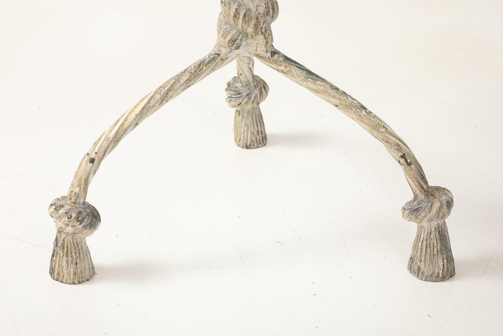Alluminio Coppia di tavolini in alluminio con intreccio di corde e nappe, metà del XX secolo. in vendita