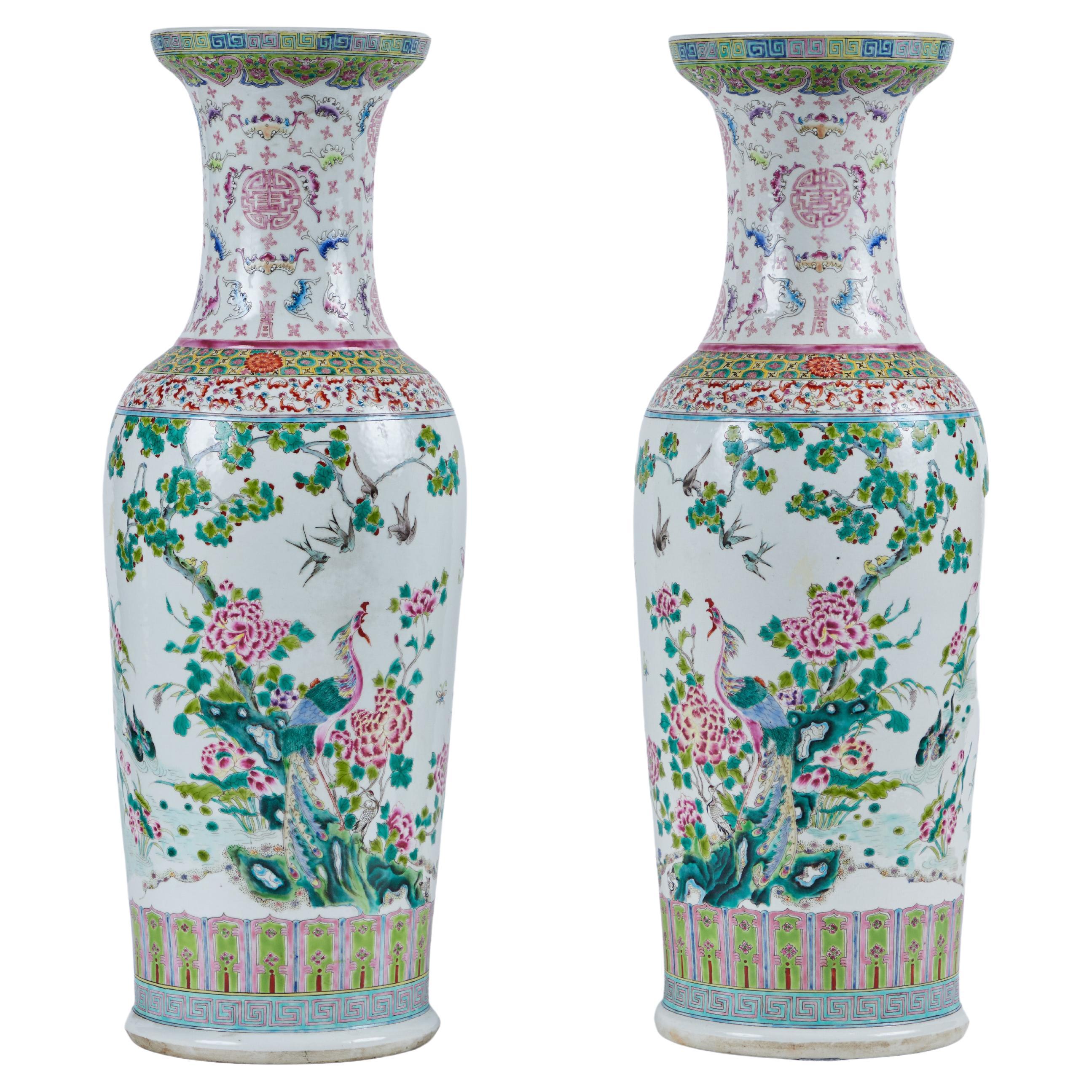 Paire de vases en porcelaine rose de Canton