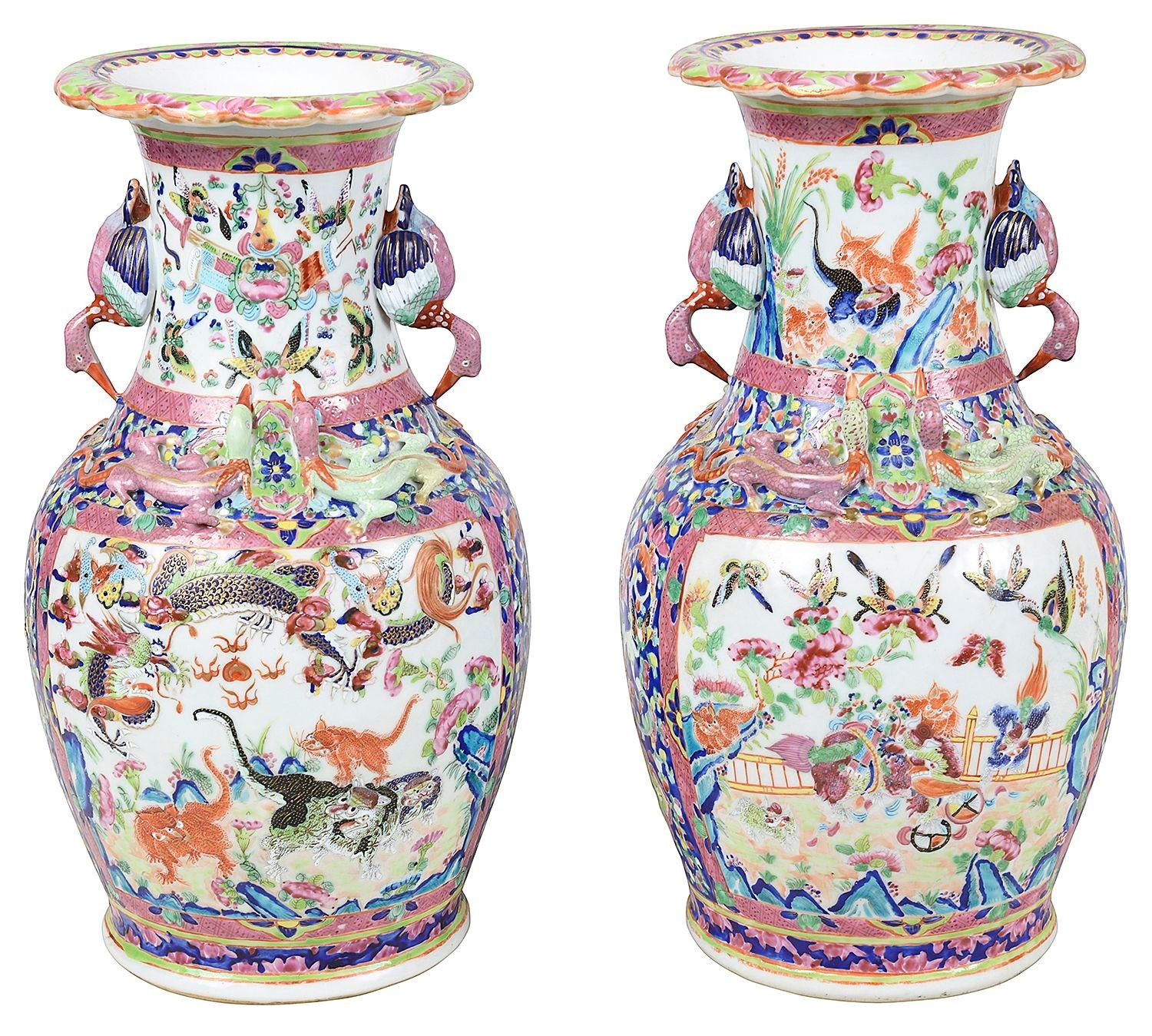 Pareja de jarrones / lámparas chinos de porcelana con medallón rosa del siglo XIX, de buena calidad. Cada jarrón tiene la inusual coloración rosa, asas de pájaro a ambos lados y Lagartos. Los paneles insertados, pintados a mano, representan aves y