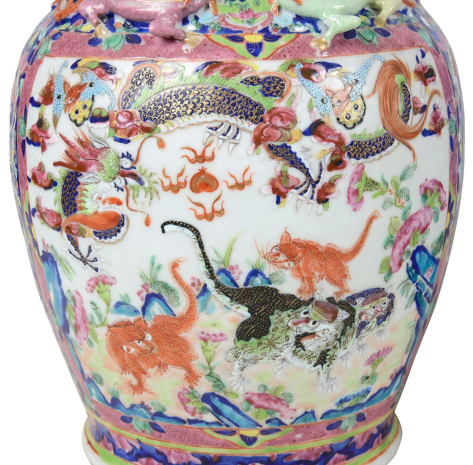 Pareja de jarrones / lámparas chinas con medallones rosas, S. XIX. Pintado a mano en venta