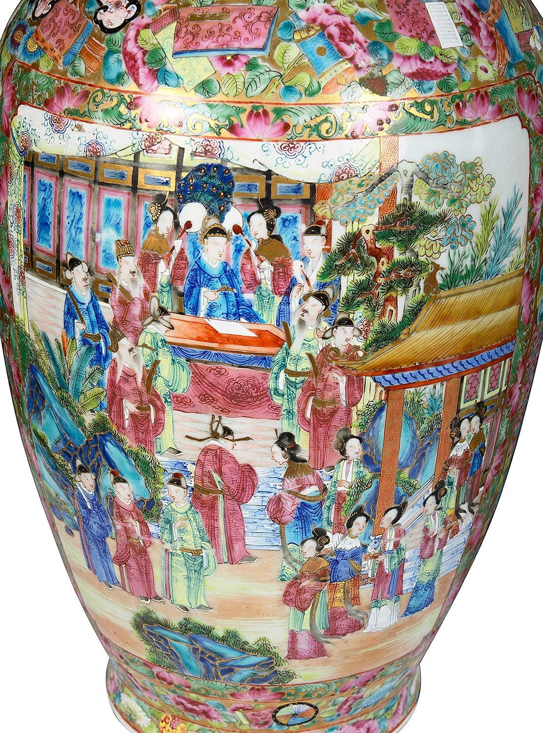 Paar Rosenmedaillon-Vasen/Lampen, 19. Jahrhundert. 1