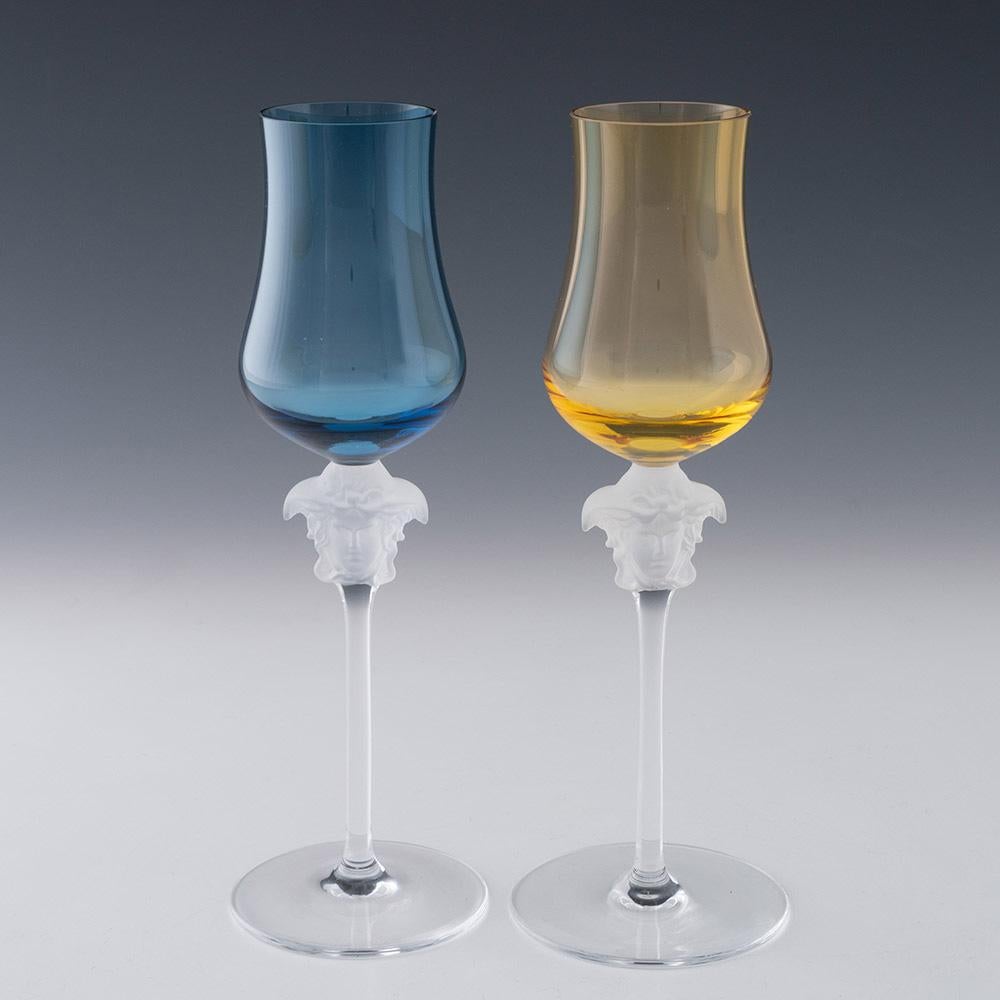 Überschrift : Paar Rosenthal Versace Grappa Gläser Medusa Lumiere
Zeitraum : Moderne
Herkunft : Rosenthal Deutschland
Farbe : Eine azurblaue, eine bernsteinfarbene, gefrostete Medusa, klare Stiele und Füße
Schale : Tulpenform
Vorbau : Glatt
Fuß :