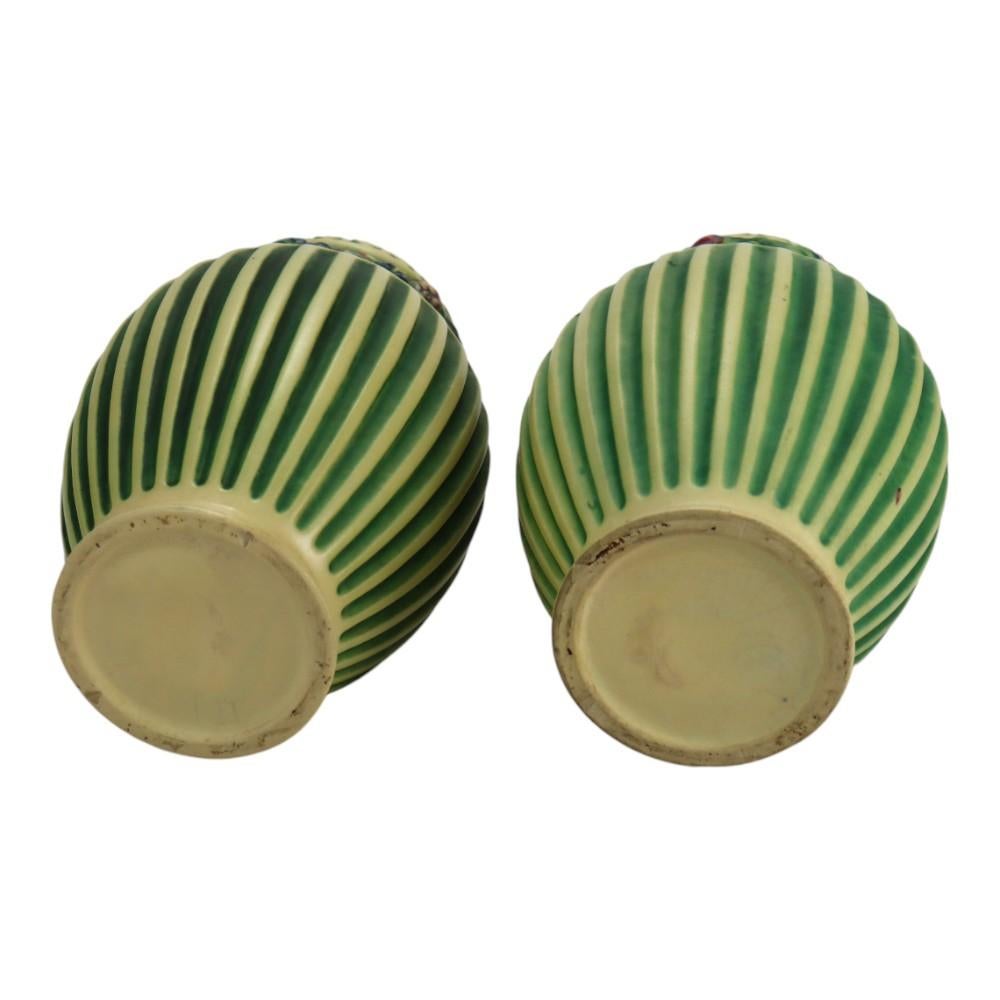 Paar Roseville Corinthian Pottery Vasen C1930 im Zustand „Gut“ im Angebot in Big Flats, NY