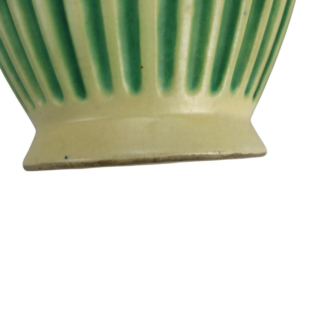 Paar Roseville Corinthian Pottery Vasen C1930 (Töpferwaren) im Angebot