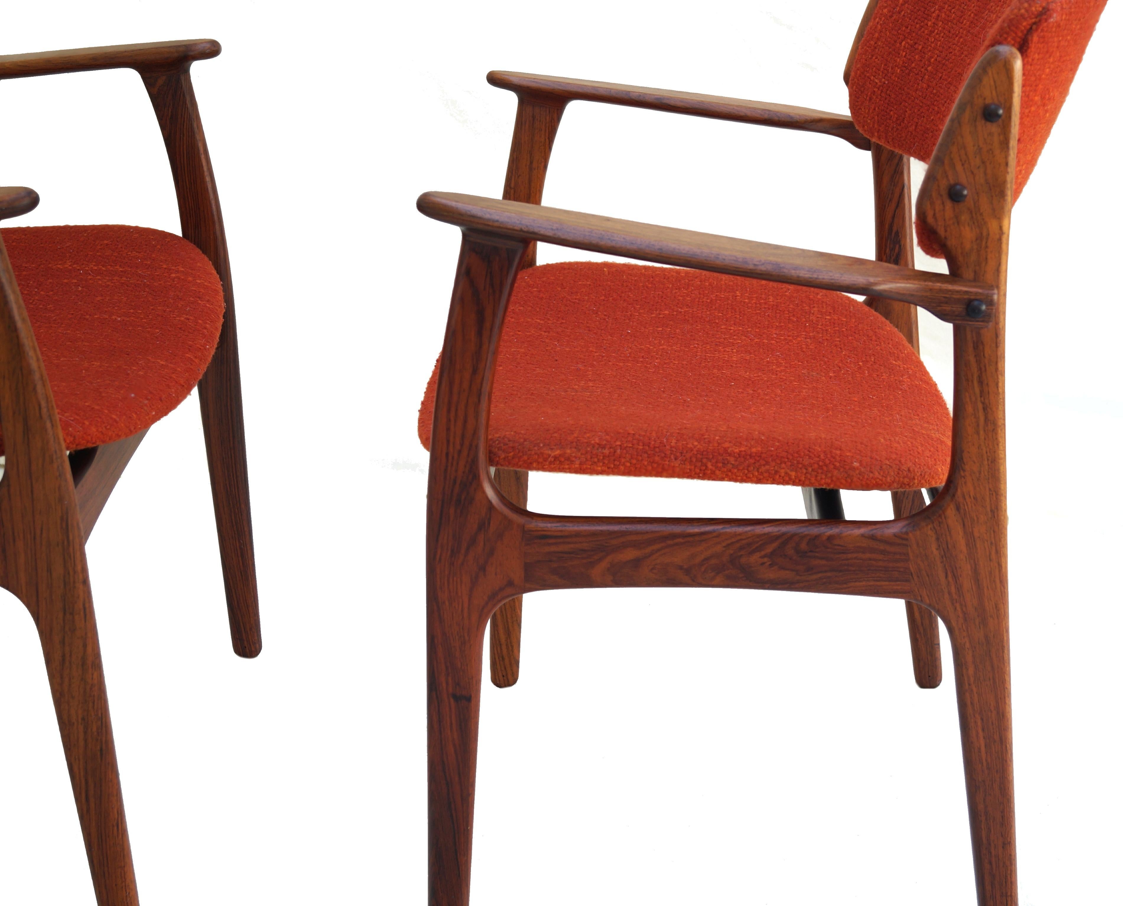 Danois Paire de fauteuils en bois de rose de style danois moderne du milieu du siècle Erik Buch, modèle 50 en vente