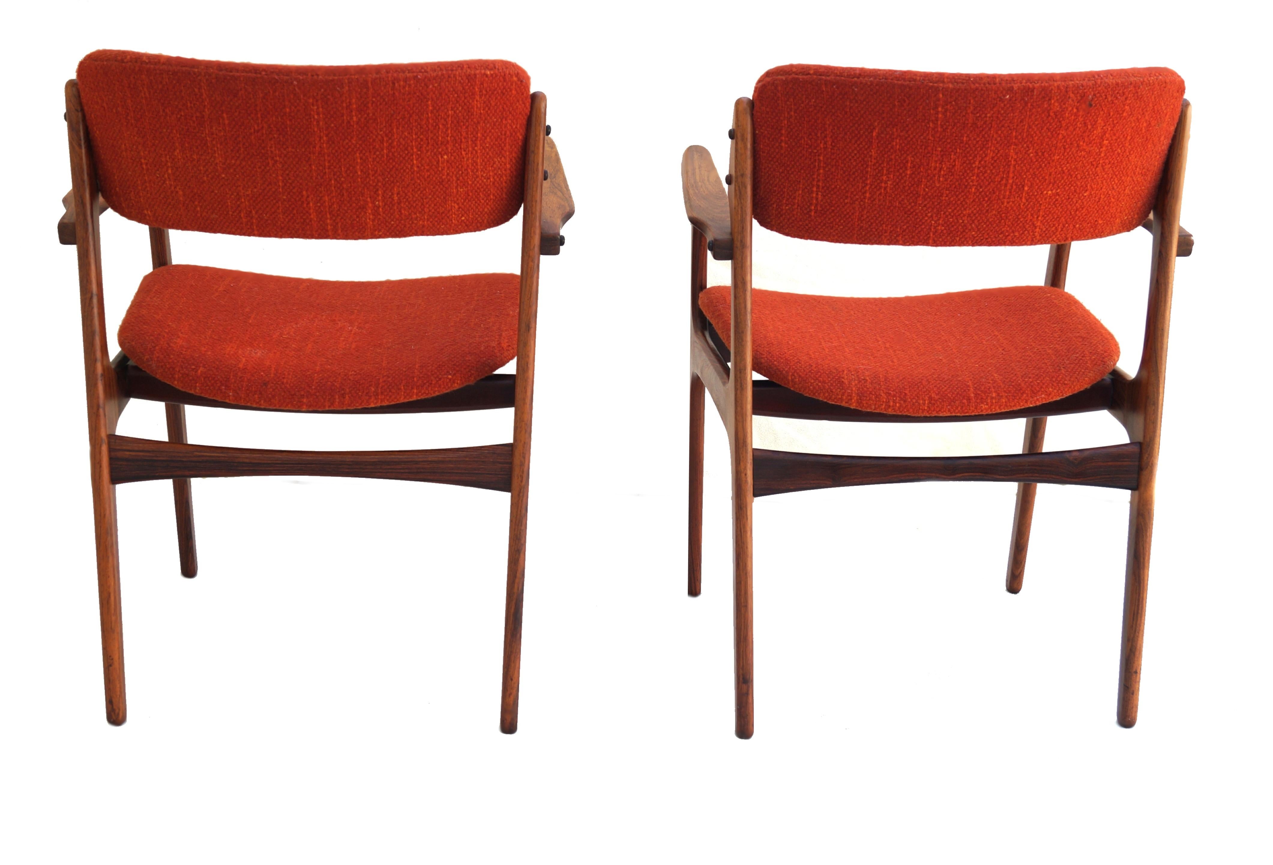 Milieu du XXe siècle Paire de fauteuils en bois de rose de style danois moderne du milieu du siècle Erik Buch, modèle 50 en vente