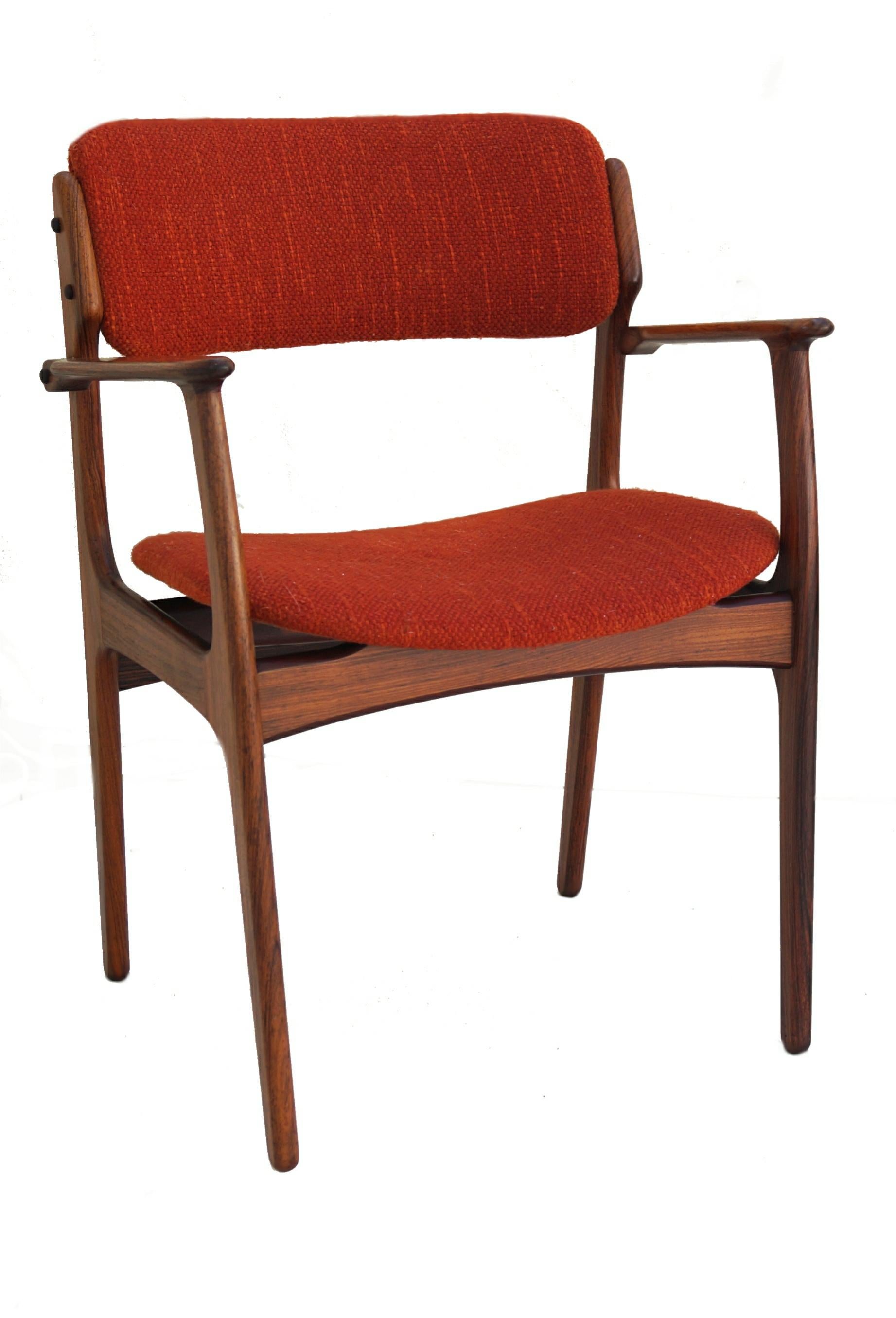 Bois de rose Paire de fauteuils en bois de rose de style danois moderne du milieu du siècle Erik Buch, modèle 50 en vente