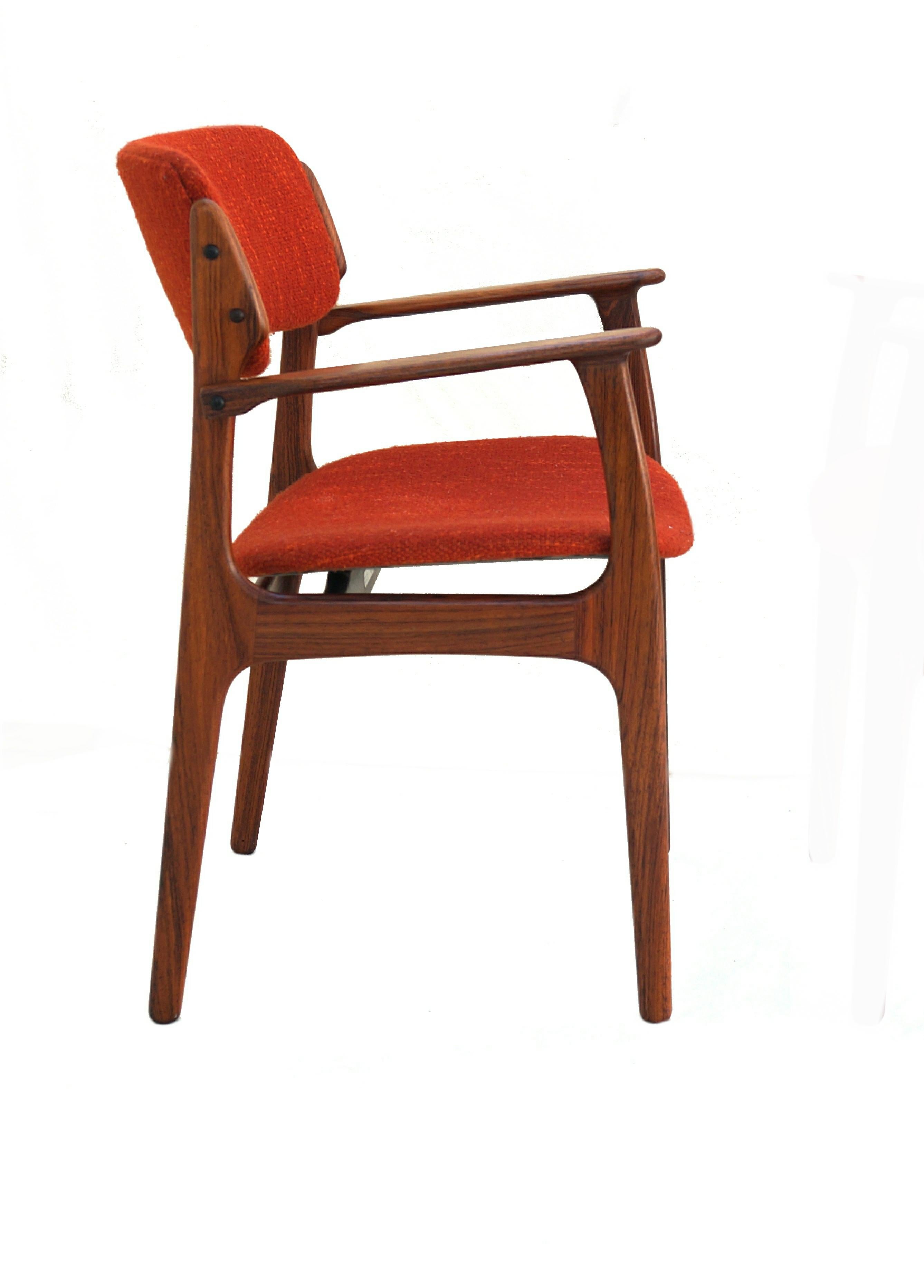 Paire de fauteuils en bois de rose de style danois moderne du milieu du siècle Erik Buch, modèle 50 en vente 1