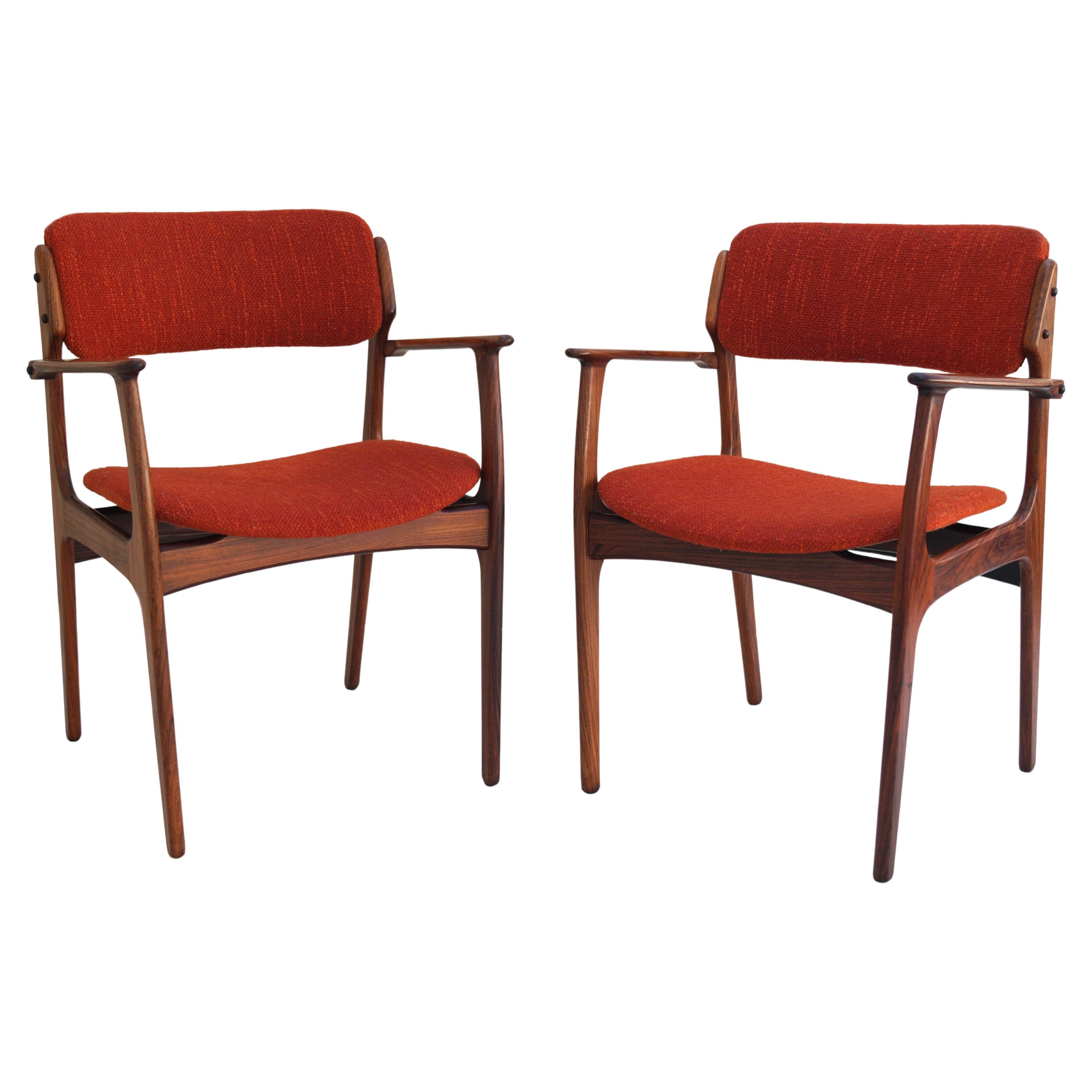 Paire de fauteuils en bois de rose de style danois moderne du milieu du siècle Erik Buch, modèle 50