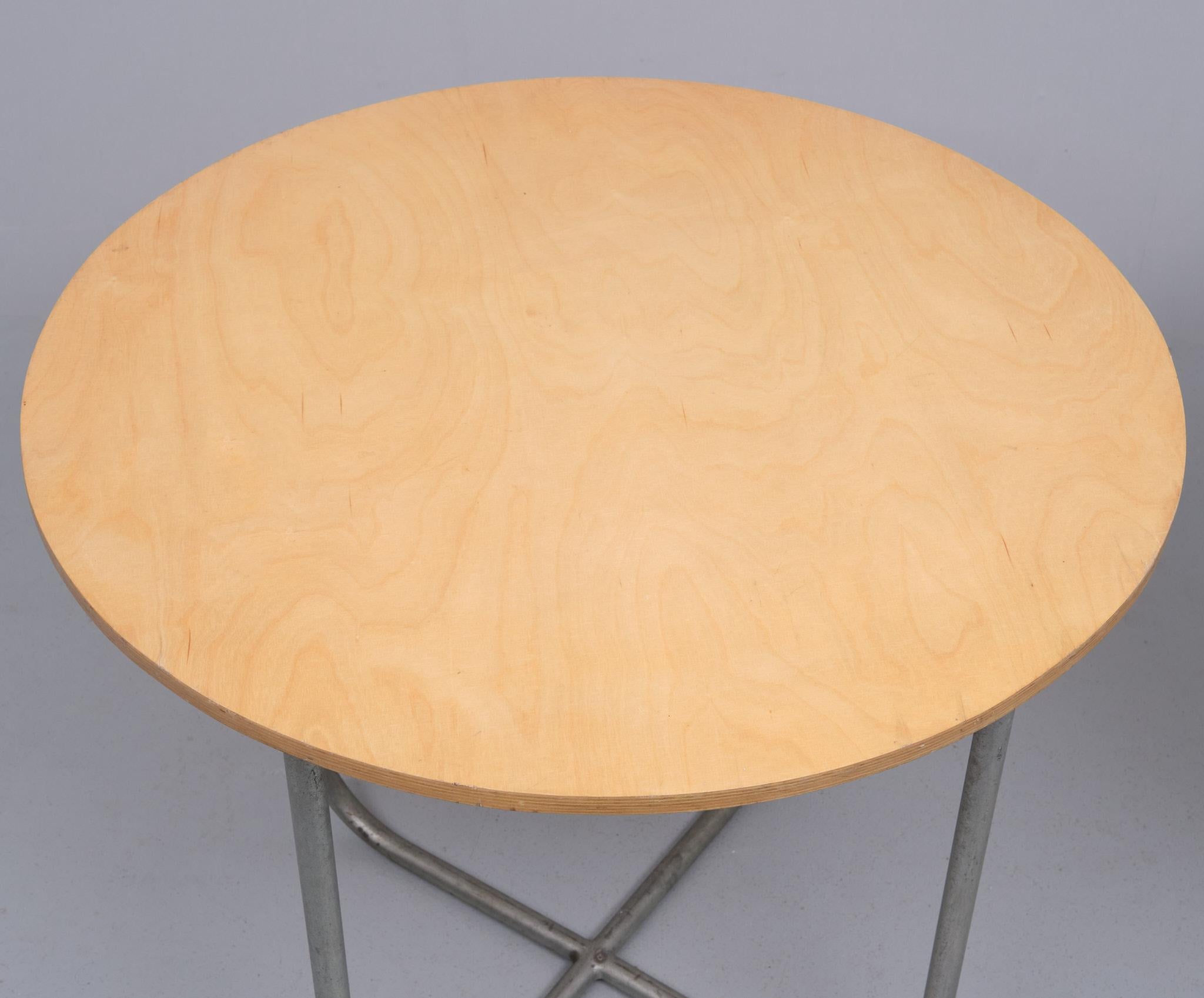 Pair round center or dining tables attributed to Gispen 1960s Holland   In Good Condition For Sale In Den Haag, NL