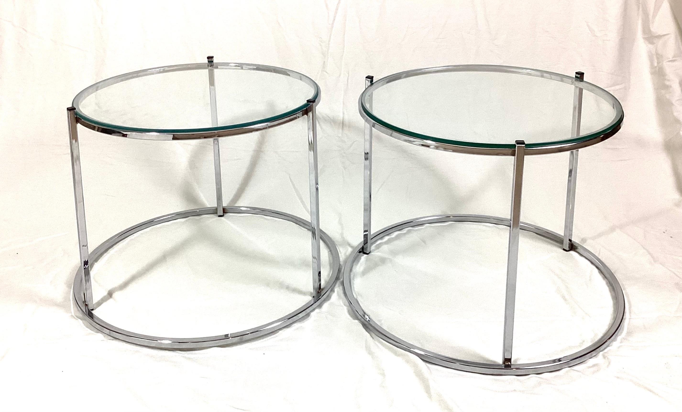 20ième siècle Paire de tables d'appoint rondes à boissons en chrome et verre en vente