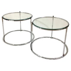 Paire de tables d'appoint rondes à boissons en chrome et verre