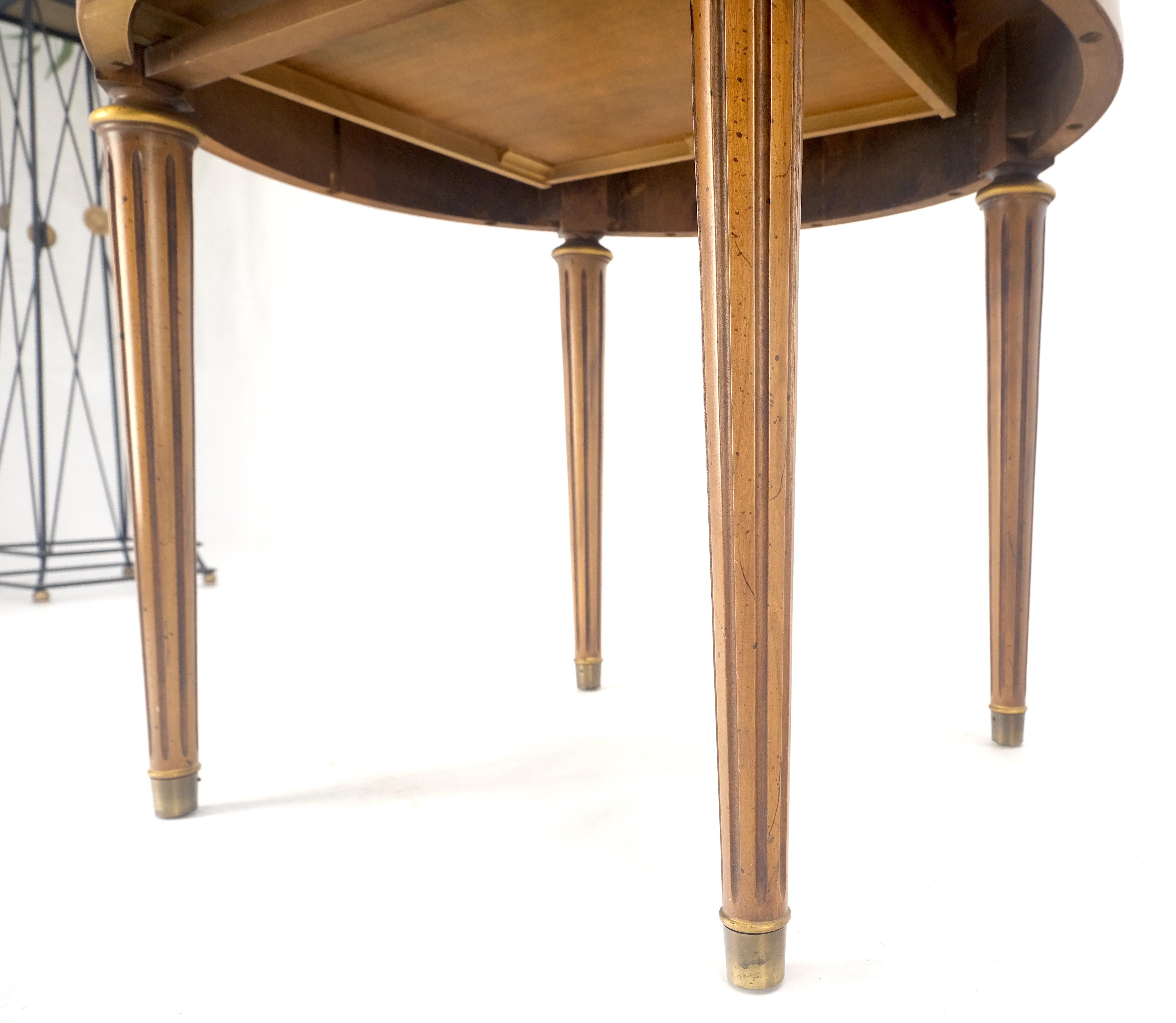 Paire de tables d'appoint à un tiroir avec tambour rond et lumière en noyer et laiton Gallery End Side Lamp Stand en vente 2