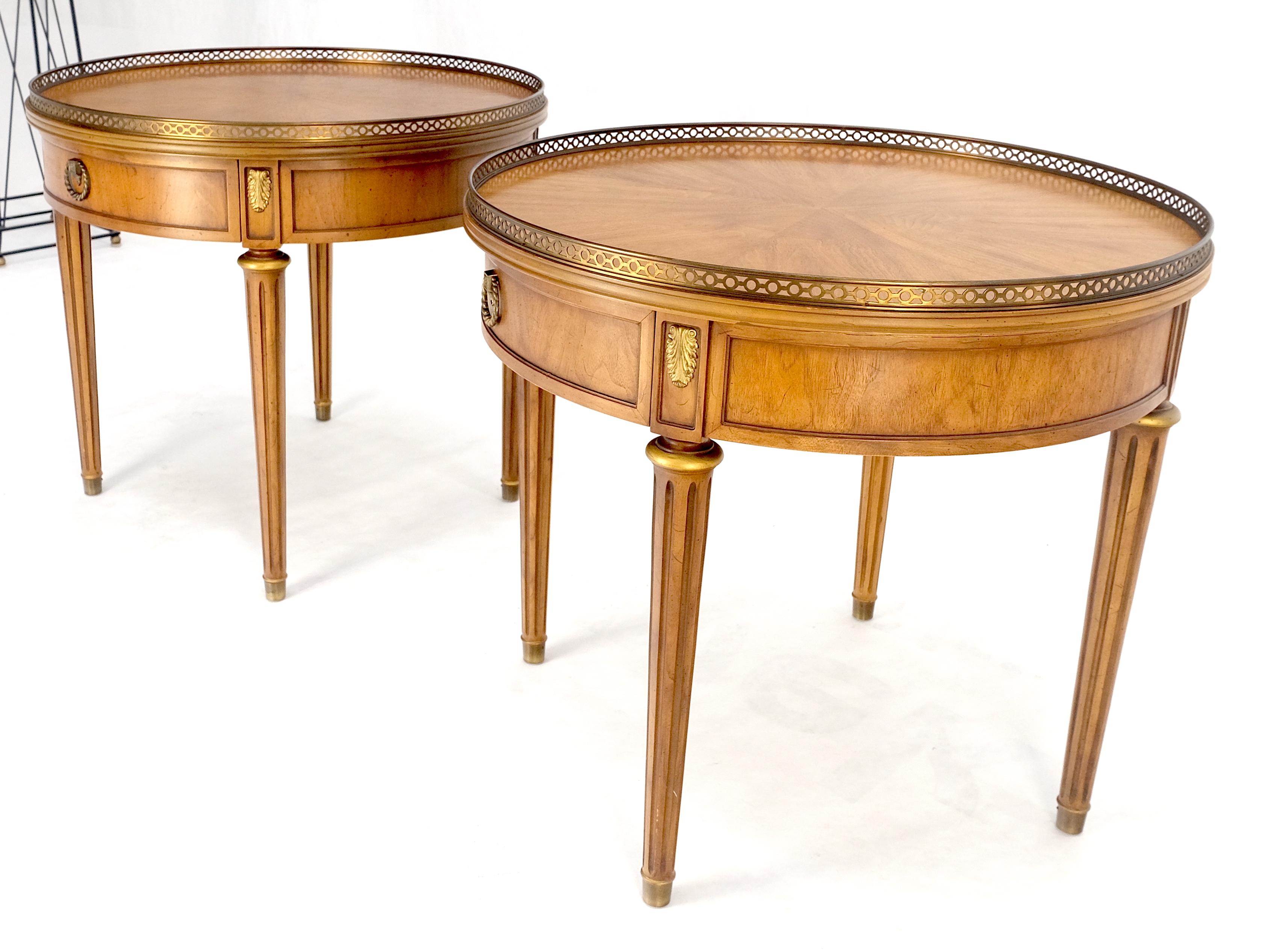 Paire de tables d'appoint à un tiroir avec tambour rond et lumière en noyer et laiton Gallery End Side Lamp Stand en vente 3