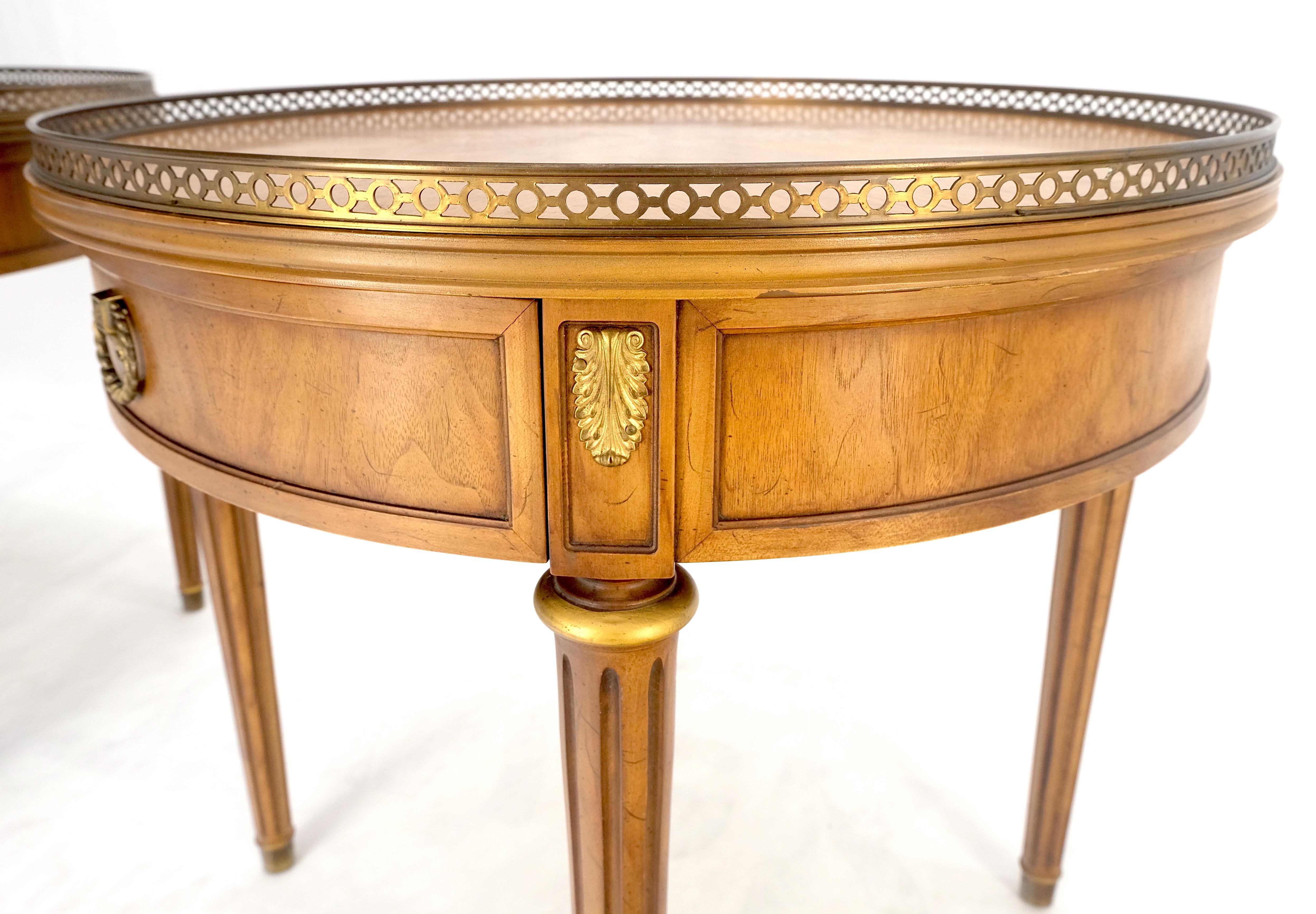 Paire de tables d'appoint à un tiroir avec tambour rond et lumière en noyer et laiton Gallery End Side Lamp Stand en vente 4