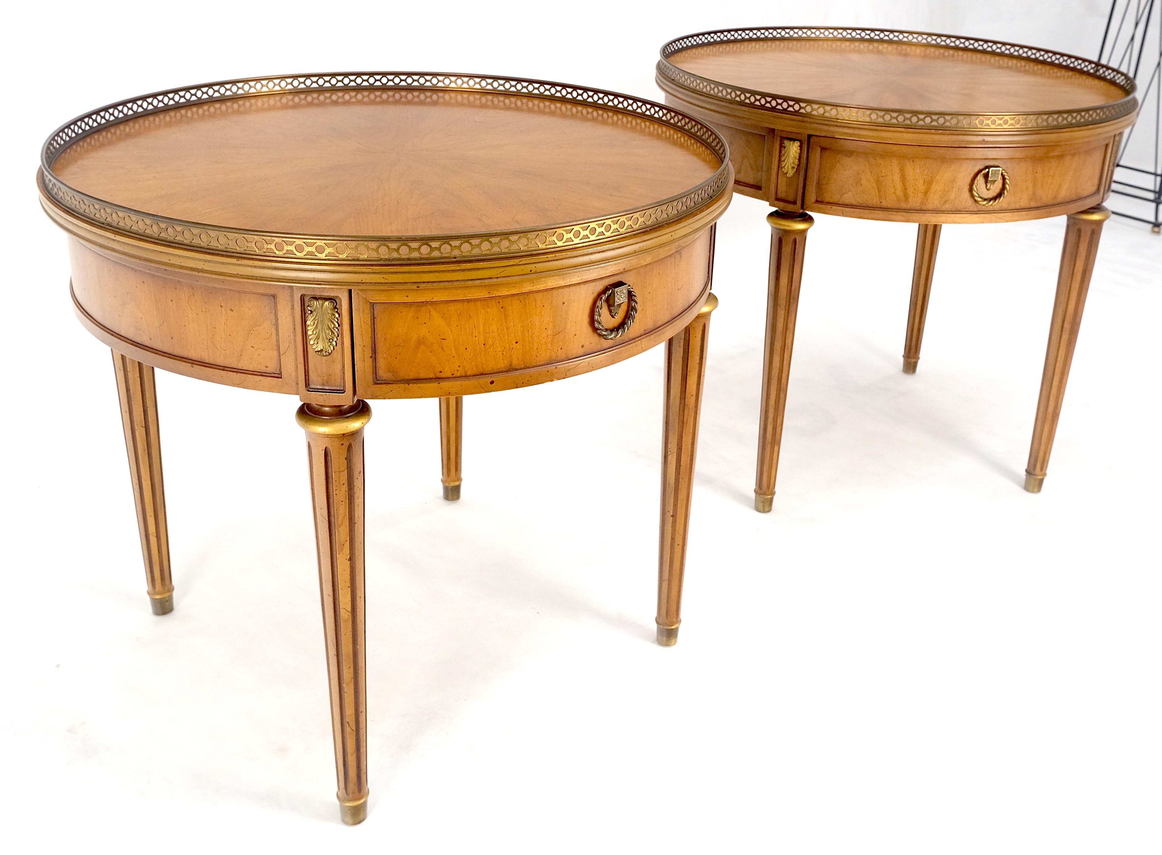 Paire de tables d'appoint à un tiroir avec tambour rond et lumière en noyer et laiton Gallery End Side Lamp Stand en vente 5