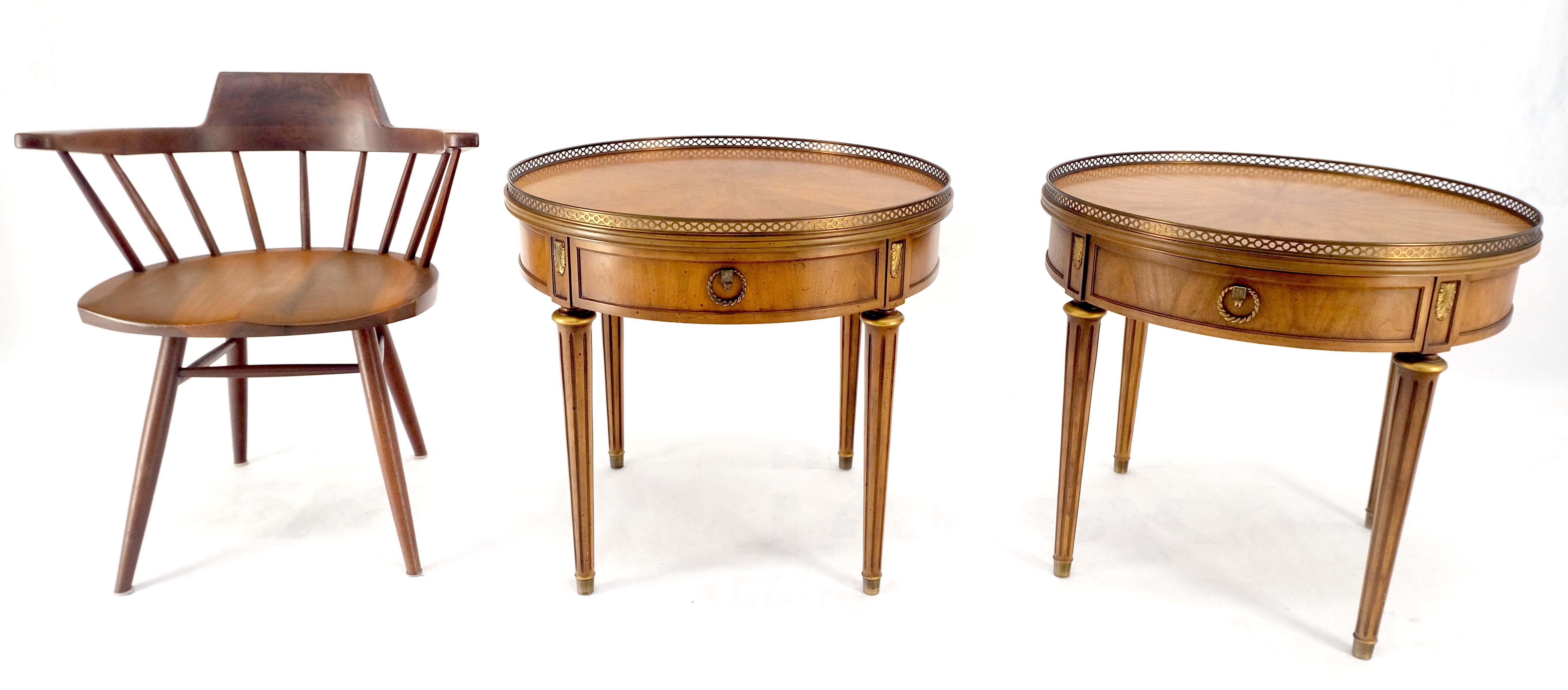 Paire de tables d'appoint à un tiroir avec tambour rond et lumière en noyer et laiton Gallery End Side Lamp Stand en vente 6