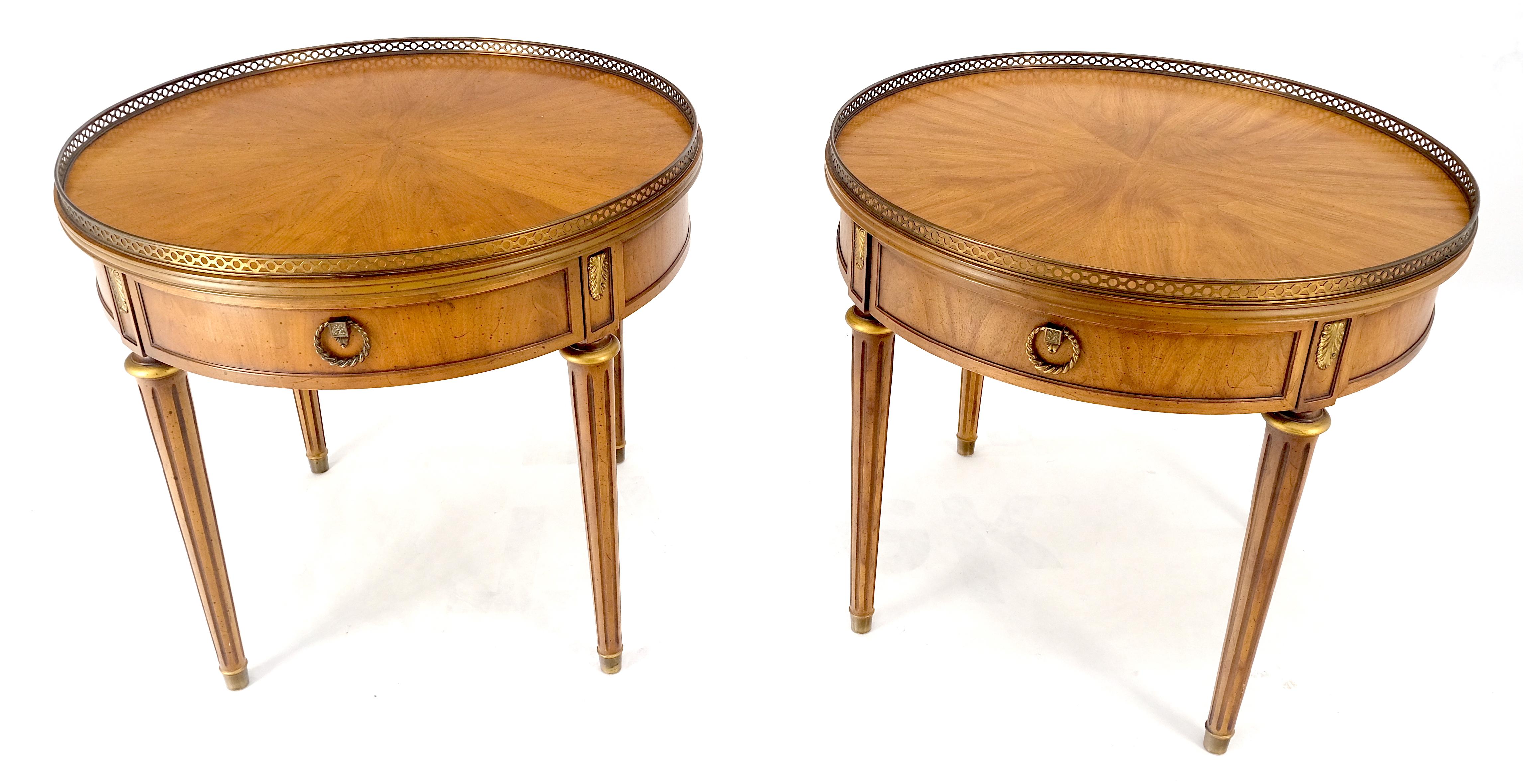 Paire de tables d'appoint à un tiroir avec tambour rond et lumière en noyer et laiton Gallery End Side Lamp Stand en vente 7
