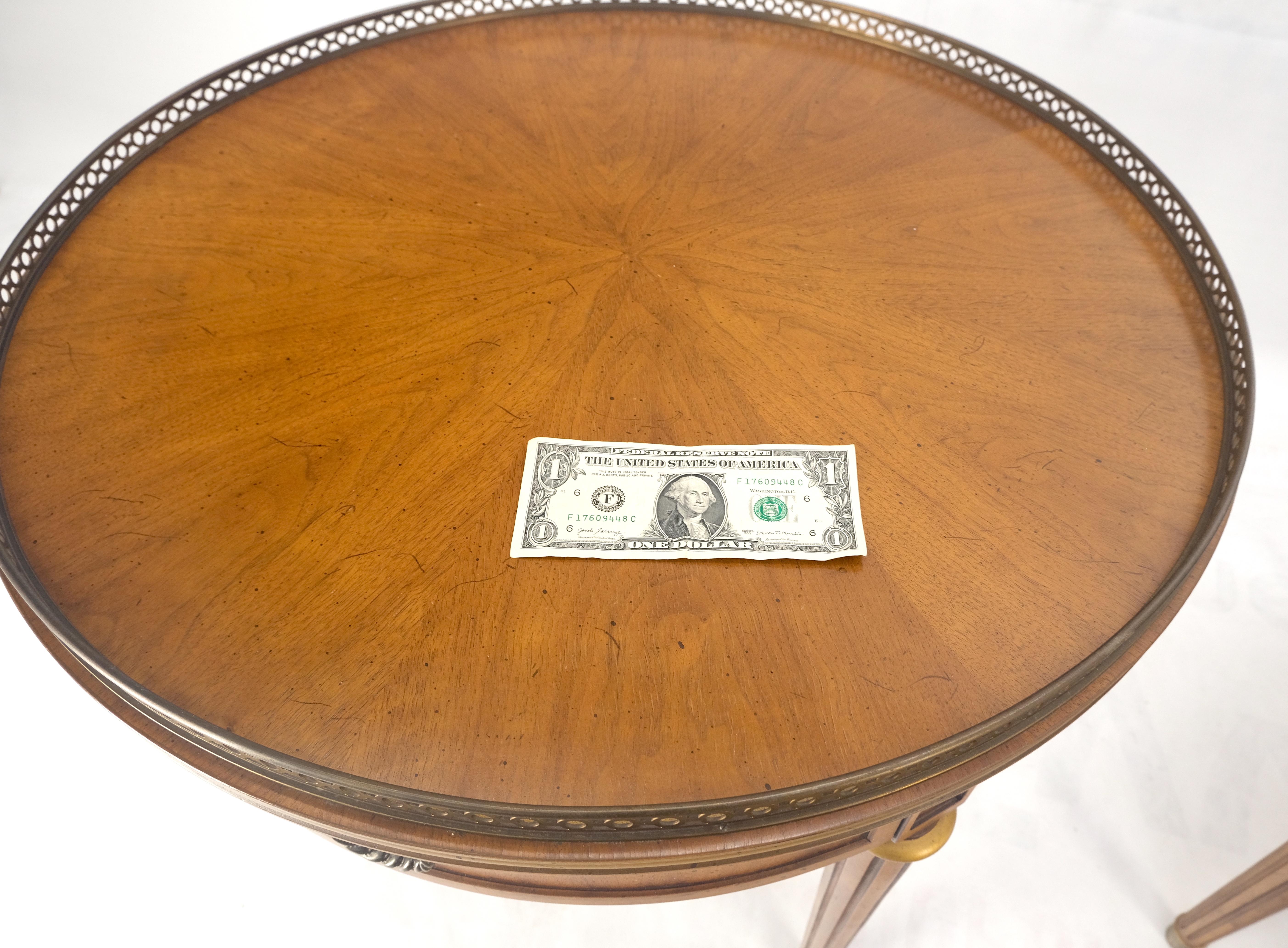 Paire de tables d'appoint à un tiroir avec tambour rond et lumière en noyer et laiton Gallery End Side Lamp Stand en vente 8