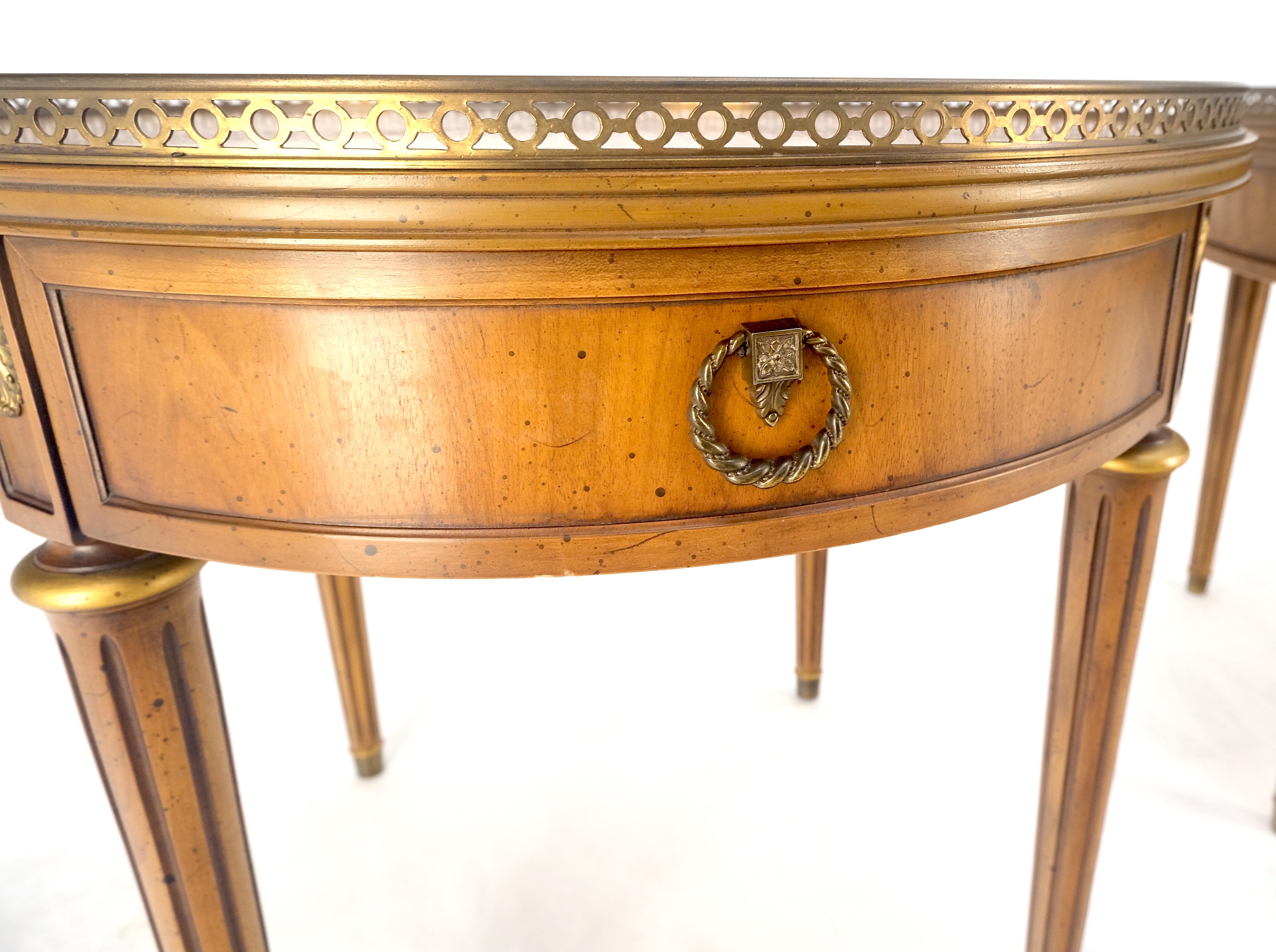 Paire de tables de lampes de chevet à un tiroir, en noyer et laiton, à tambour rond, MINT !