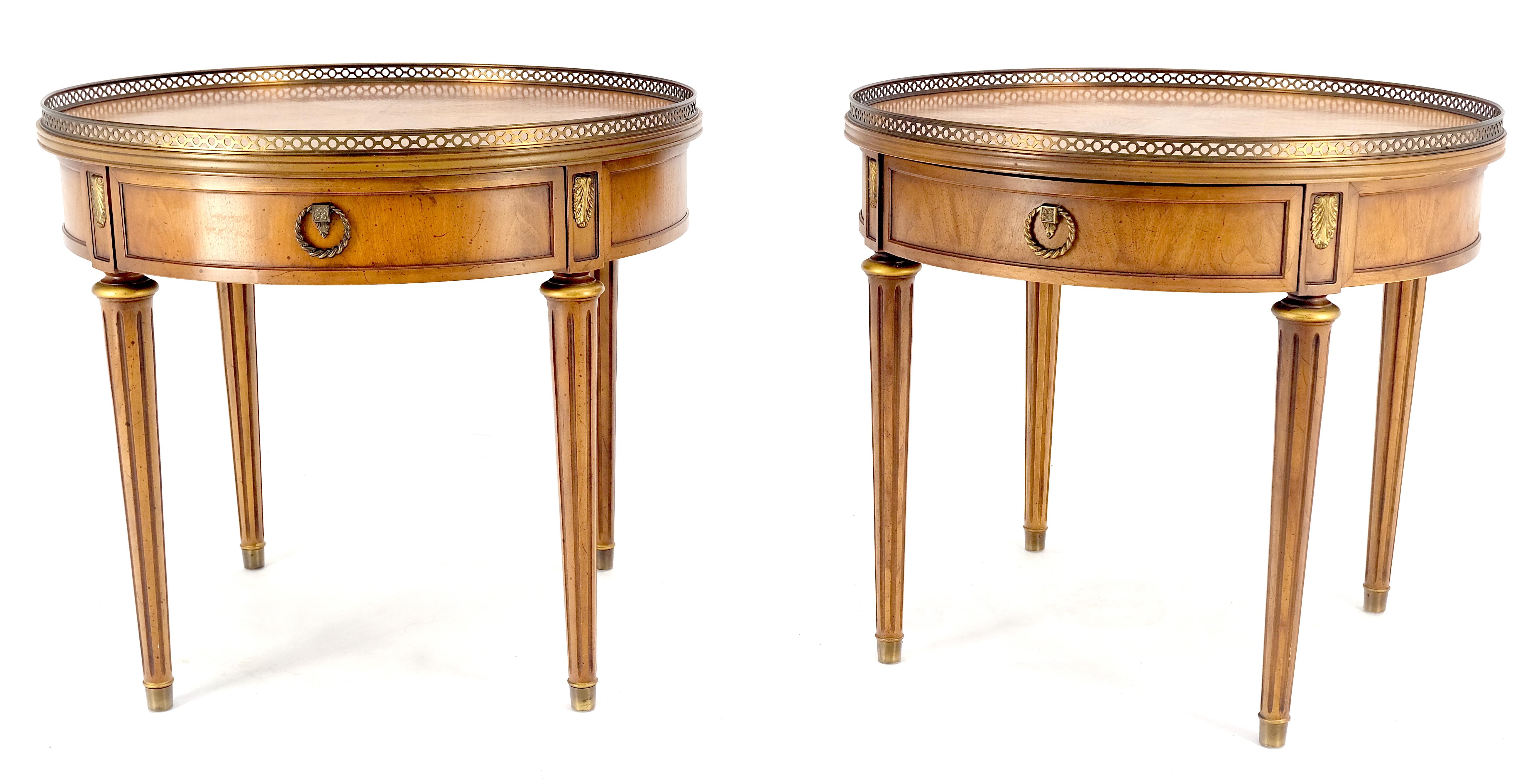 Néo-Régence Paire de tables d'appoint à un tiroir avec tambour rond et lumière en noyer et laiton Gallery End Side Lamp Stand en vente