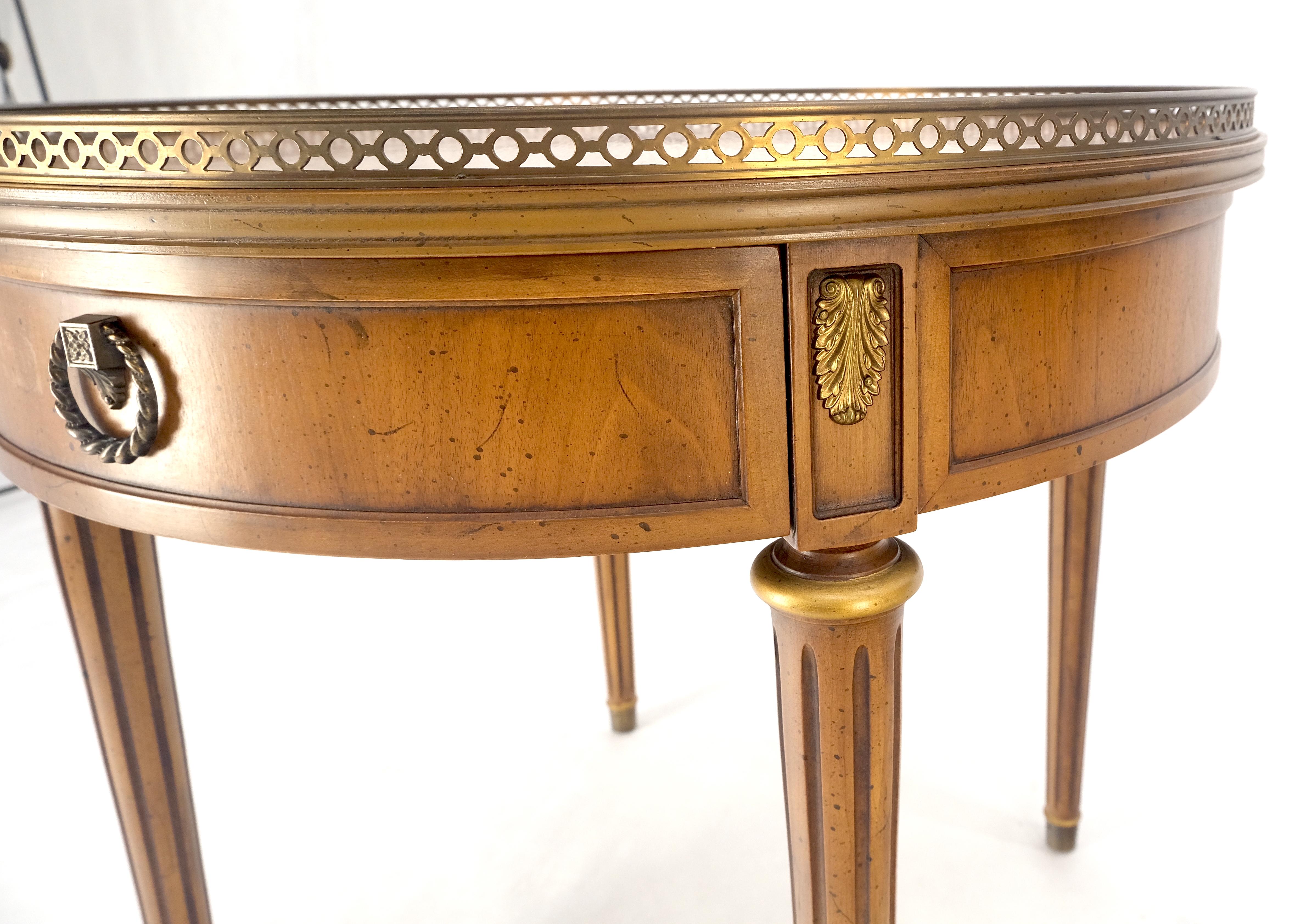 Américain Paire de tables d'appoint à un tiroir avec tambour rond et lumière en noyer et laiton Gallery End Side Lamp Stand en vente