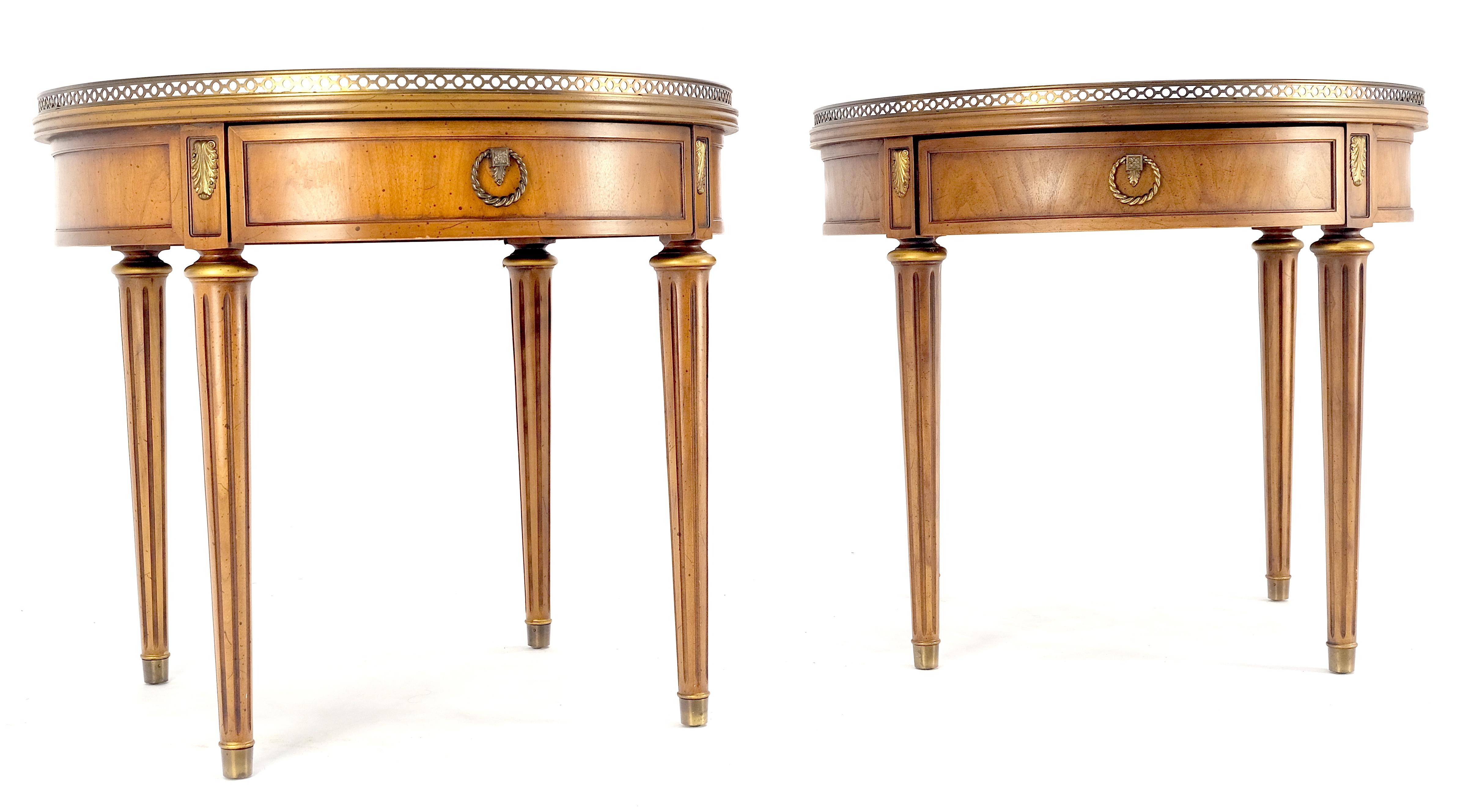 Laqué Paire de tables d'appoint à un tiroir avec tambour rond et lumière en noyer et laiton Gallery End Side Lamp Stand en vente