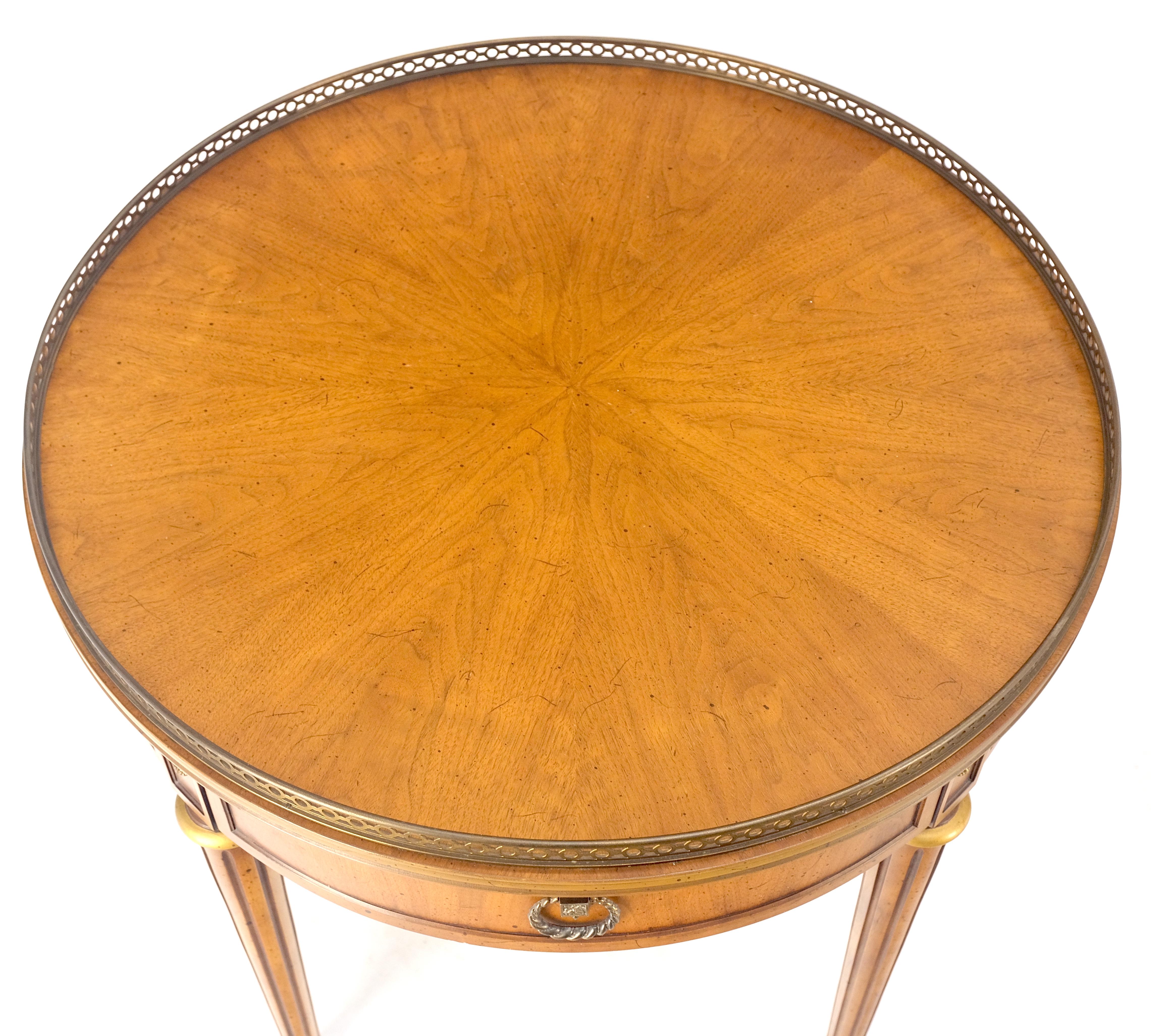 Paire de tables d'appoint à un tiroir avec tambour rond et lumière en noyer et laiton Gallery End Side Lamp Stand Bon état - En vente à Rockaway, NJ