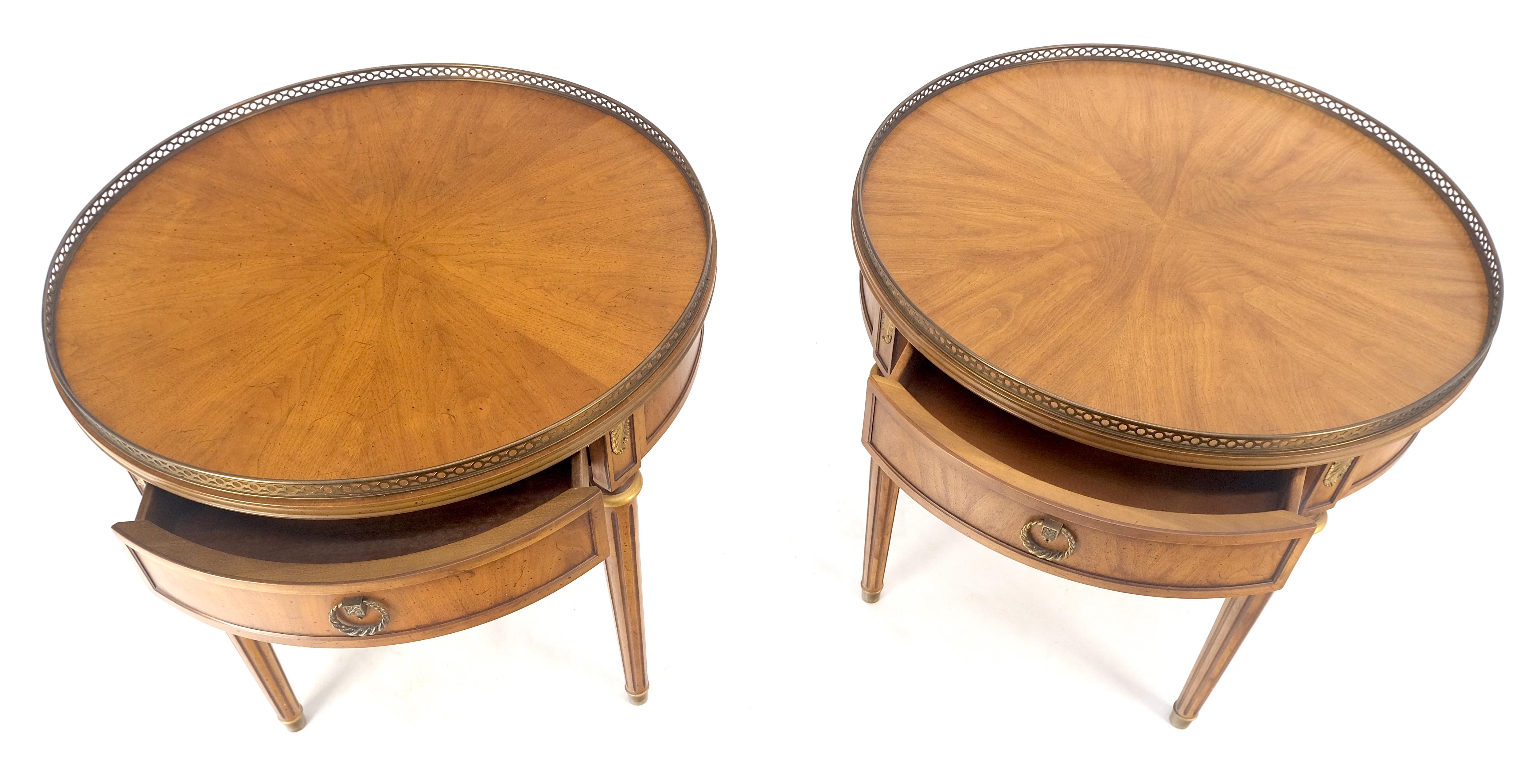 20ième siècle Paire de tables d'appoint à un tiroir avec tambour rond et lumière en noyer et laiton Gallery End Side Lamp Stand en vente