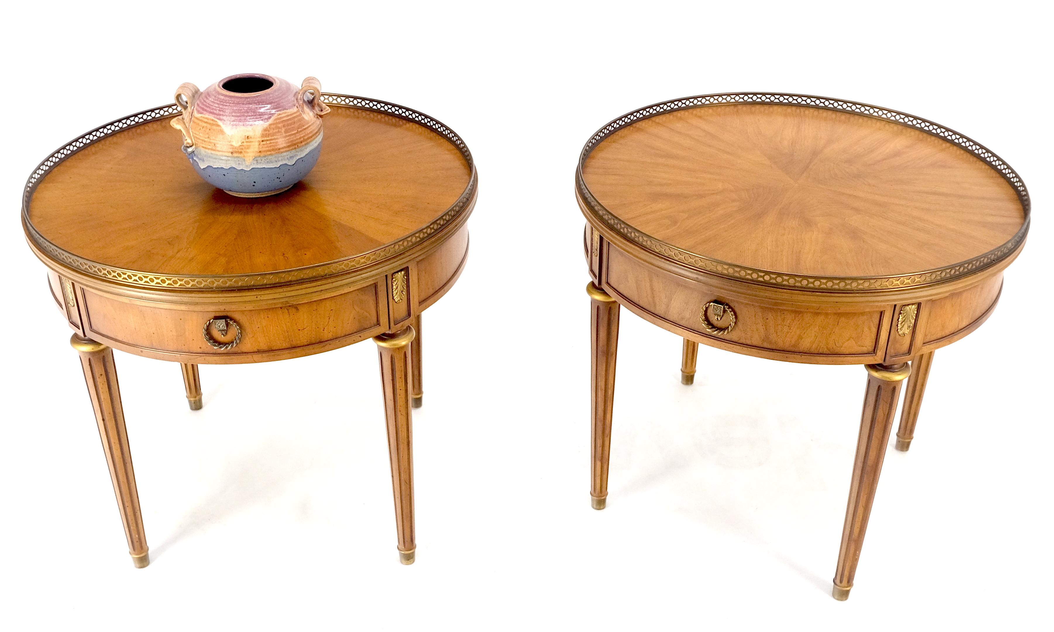 Laiton Paire de tables d'appoint à un tiroir avec tambour rond et lumière en noyer et laiton Gallery End Side Lamp Stand en vente