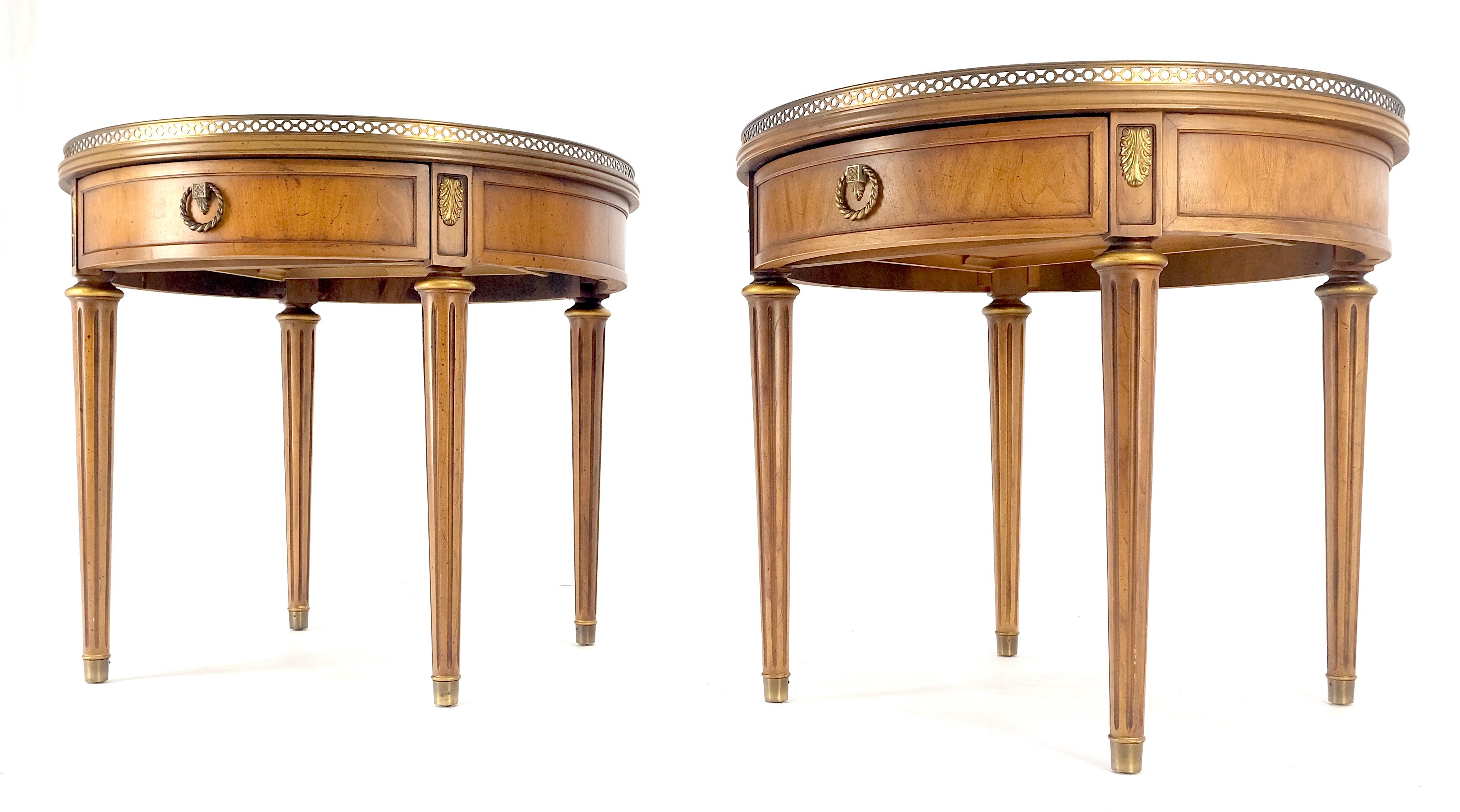 Paire de tables d'appoint à un tiroir avec tambour rond et lumière en noyer et laiton Gallery End Side Lamp Stand en vente 1