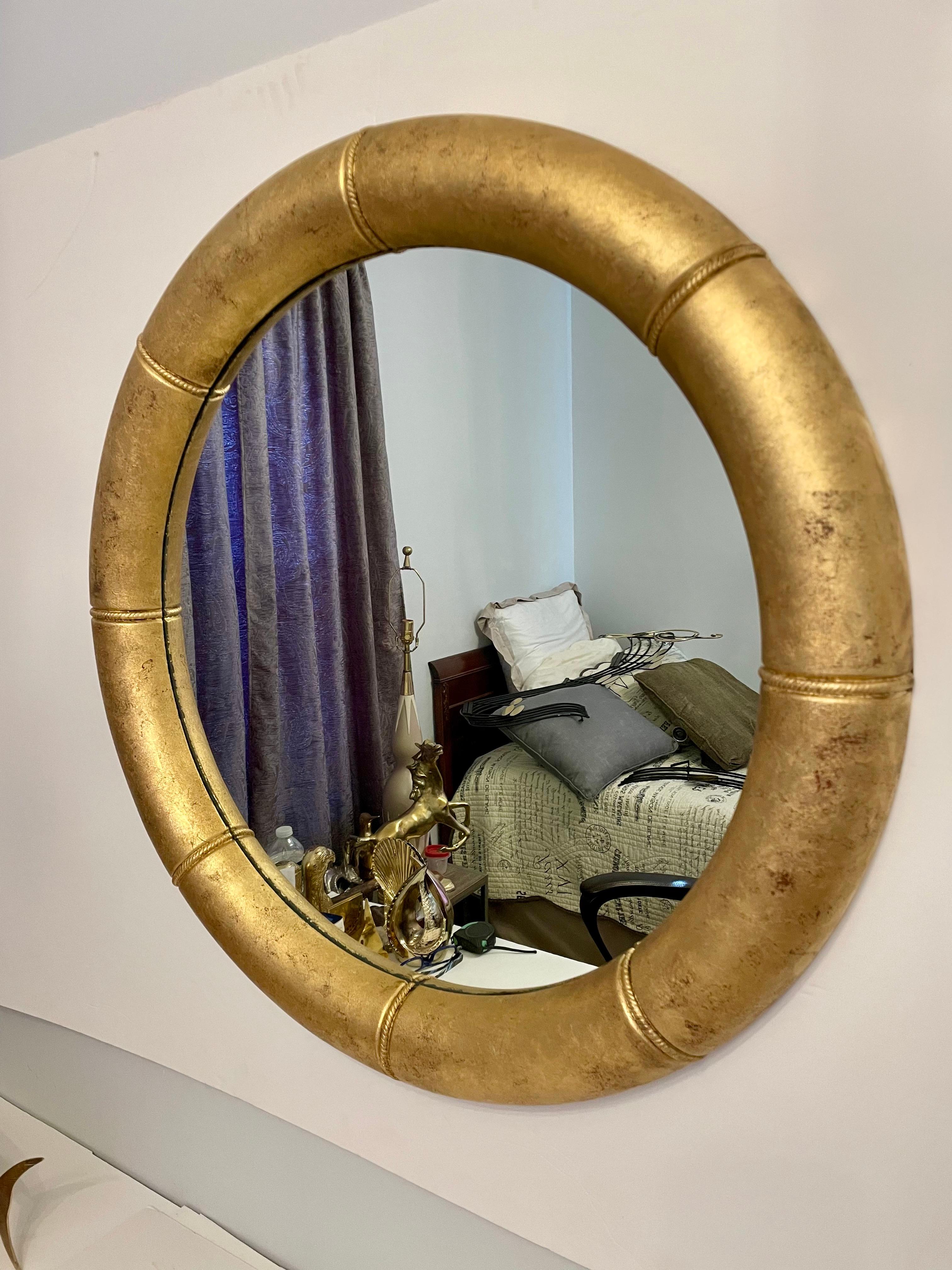 Paire de miroirs ronds de style Hollywood Regency avec finition dorée.  32